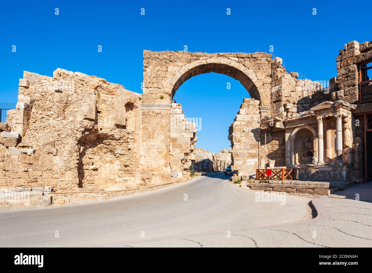 Fontaine Vespasien et porte d'entrée de l'ancienne ville de Side dans la région d'Antalya sur la côte méditerranéenne de la Turquie. Banque D'Images