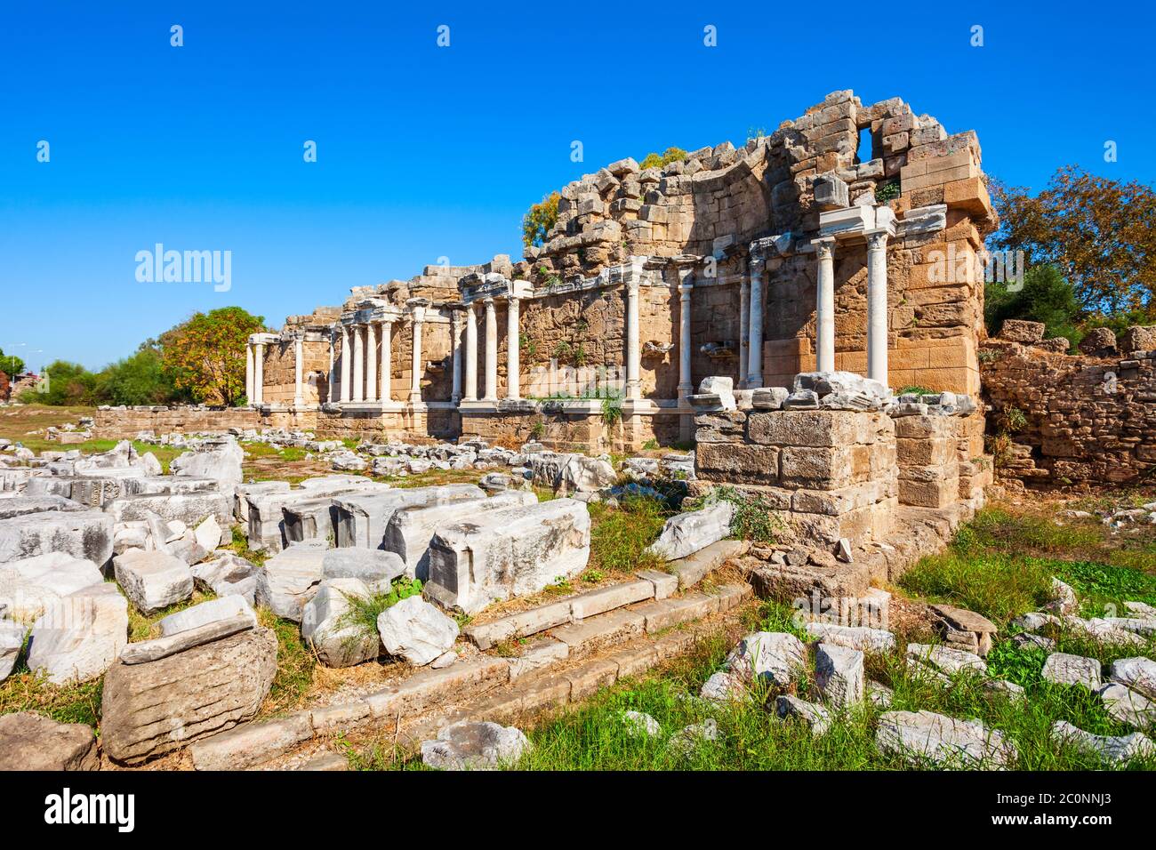 Side Nymphæum dans l'ancienne ville De Side dans la région d'Antalya sur la côte méditerranéenne de la Turquie. Banque D'Images