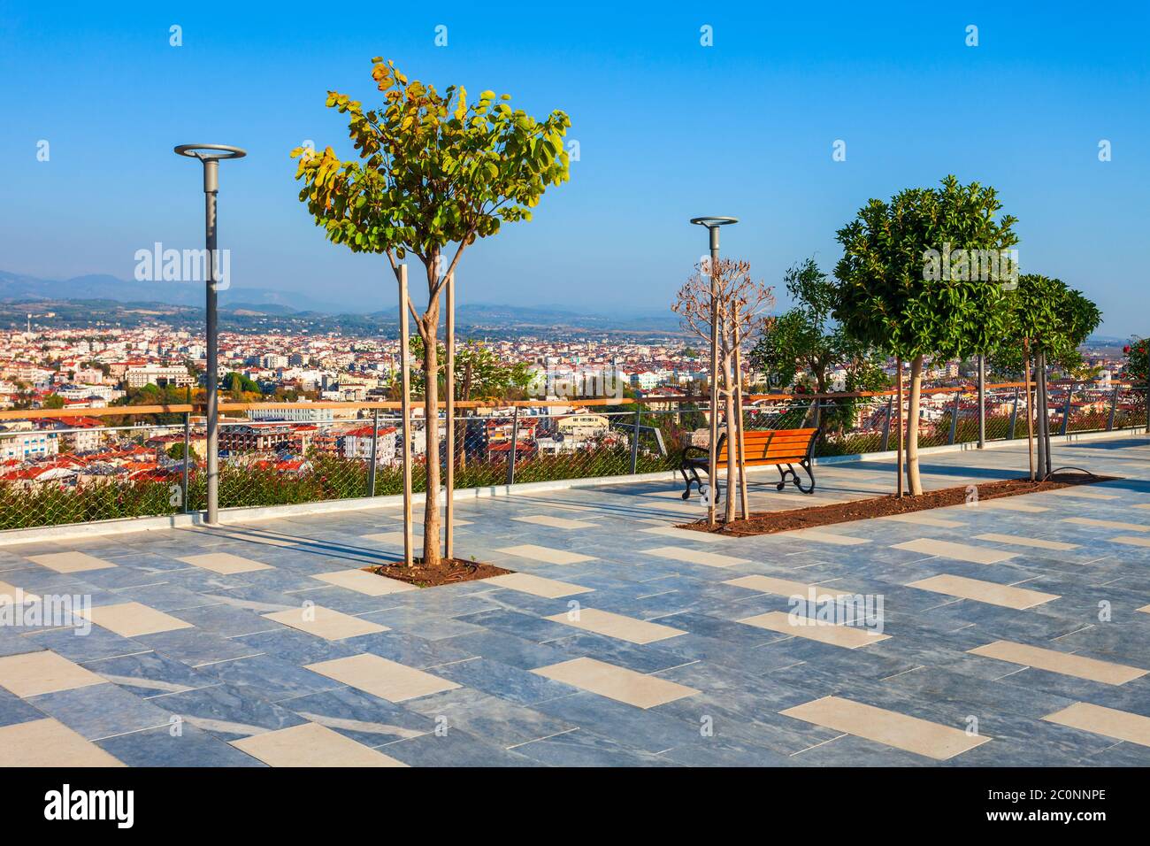 Point de vue du monument du drapeau turc dans la ville de Manavgat dans la région d'Antalya en Turquie Banque D'Images