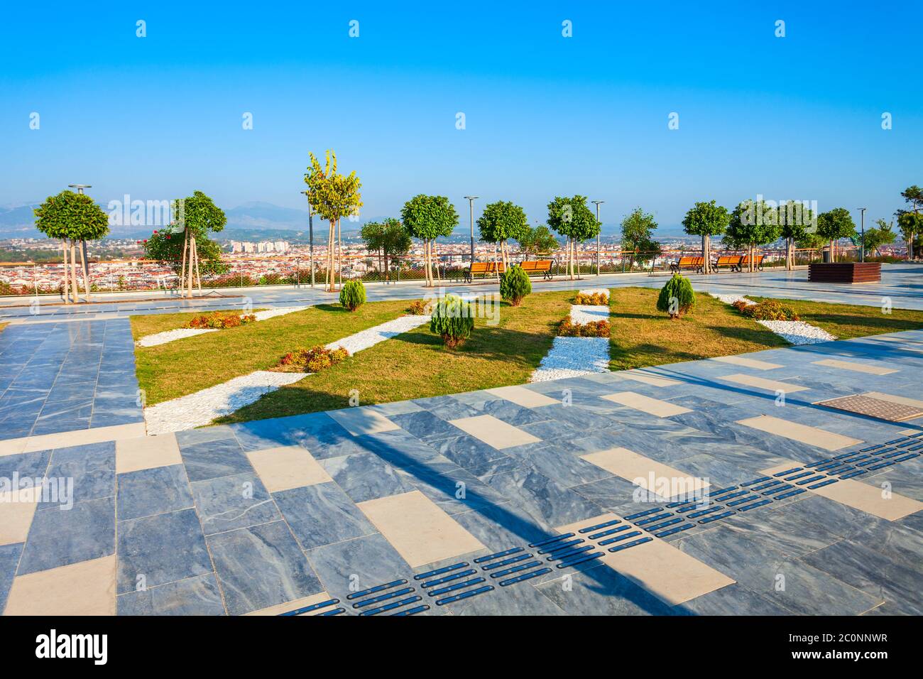Point de vue du monument du drapeau turc dans la ville de Manavgat dans la région d'Antalya en Turquie Banque D'Images