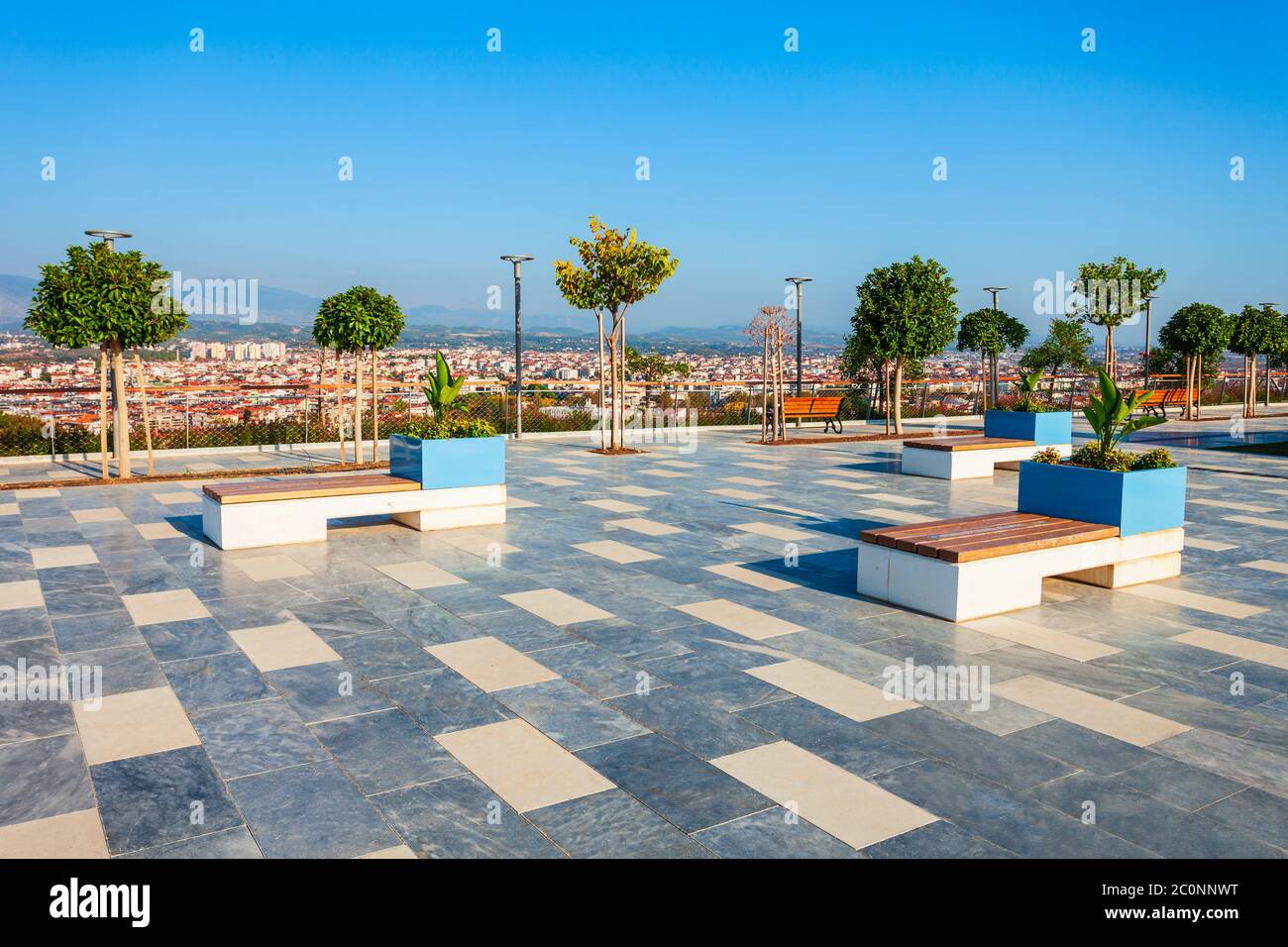 Point de vue du monument du drapeau turc dans la ville de Manavgat dans la région d'Antalya en Turquie Banque D'Images