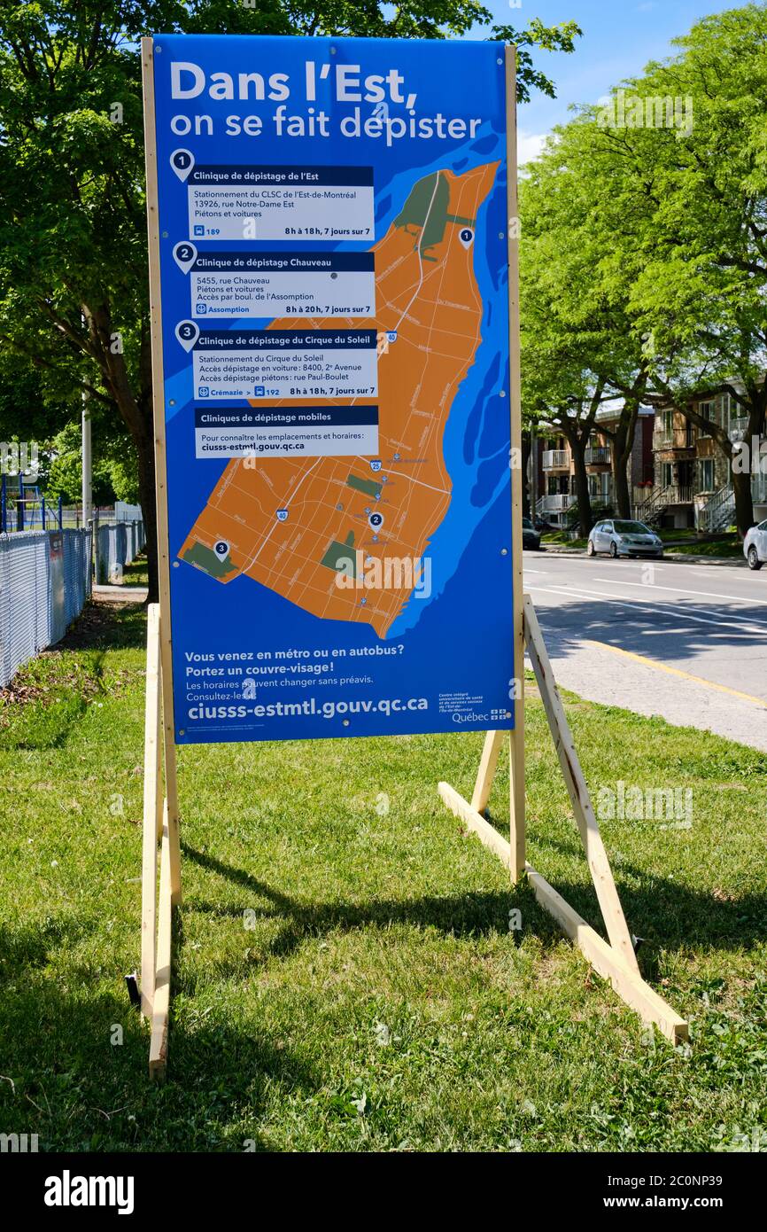 Panneau d'affichage sur le côté du parc avec une liste des emplacements sur les centres d'essai Covid19 dans l'est du parc. Montréal, Canada. 9 juin 2020 Banque D'Images