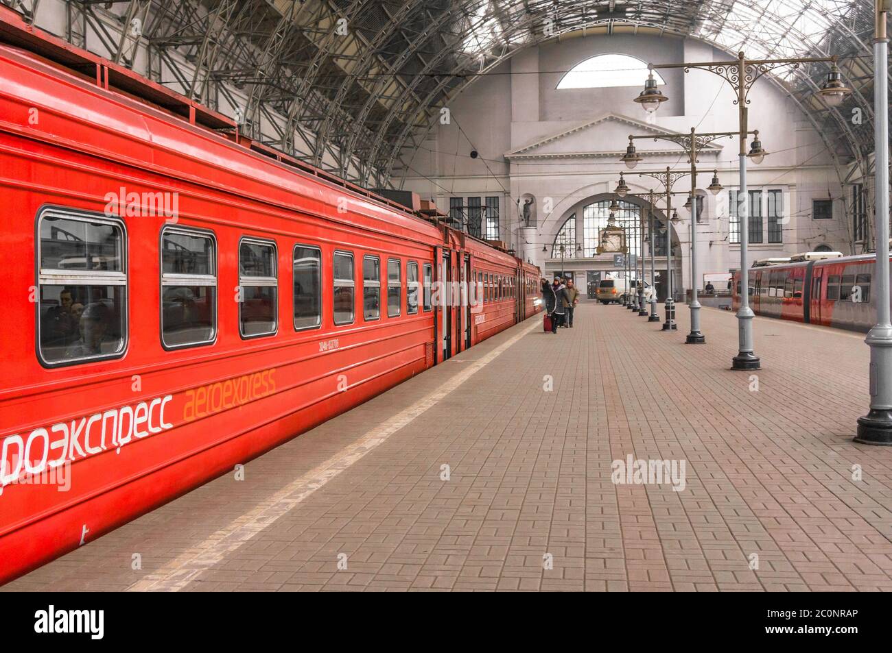 Train Aeroexpress Red sur la gare de Kiyevskaya Banque D'Images