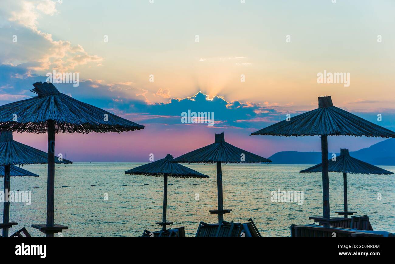 Parasol sur la plage au coucher du soleil Banque D'Images