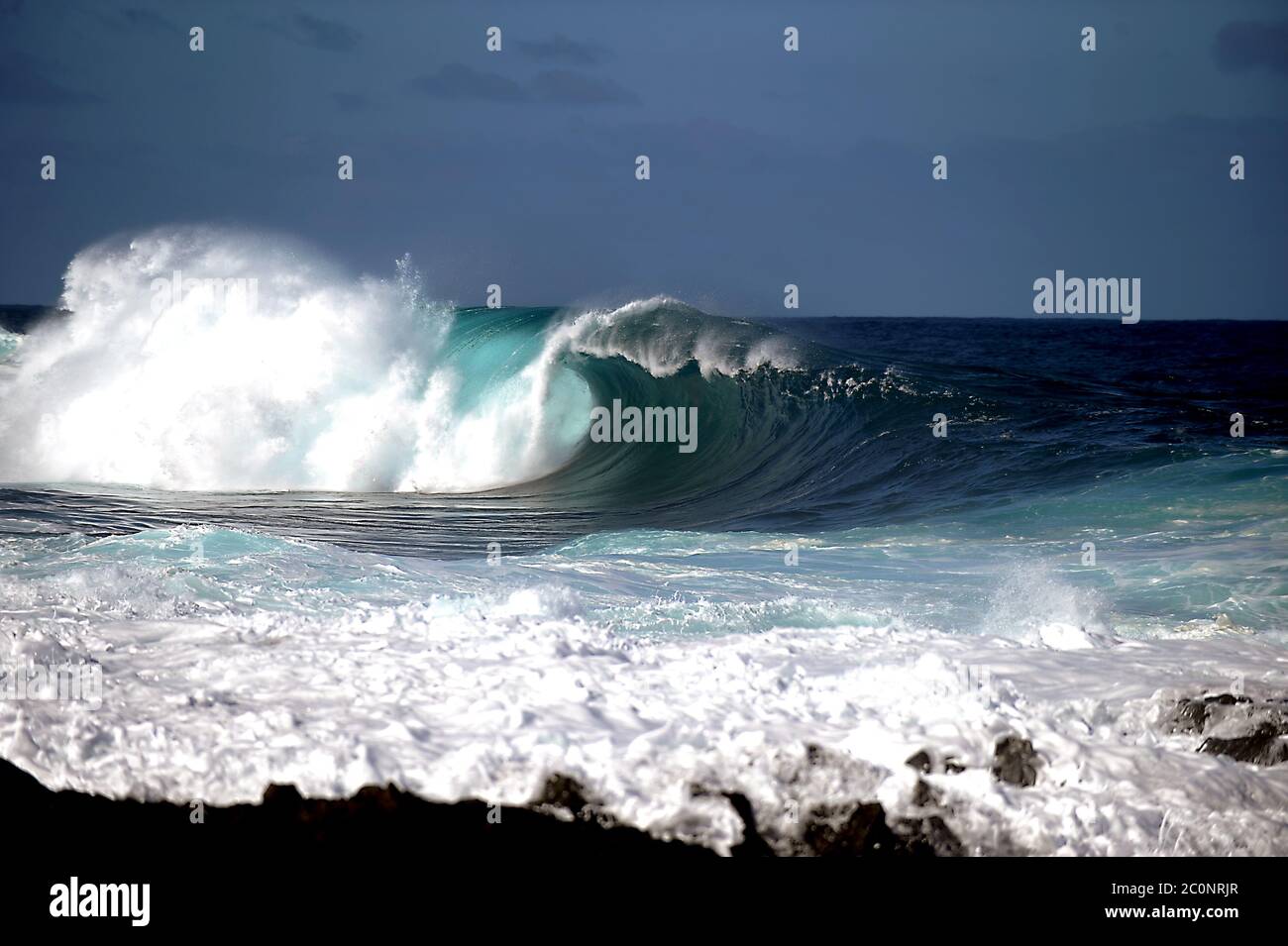 grande vague dans l'océan Banque D'Images