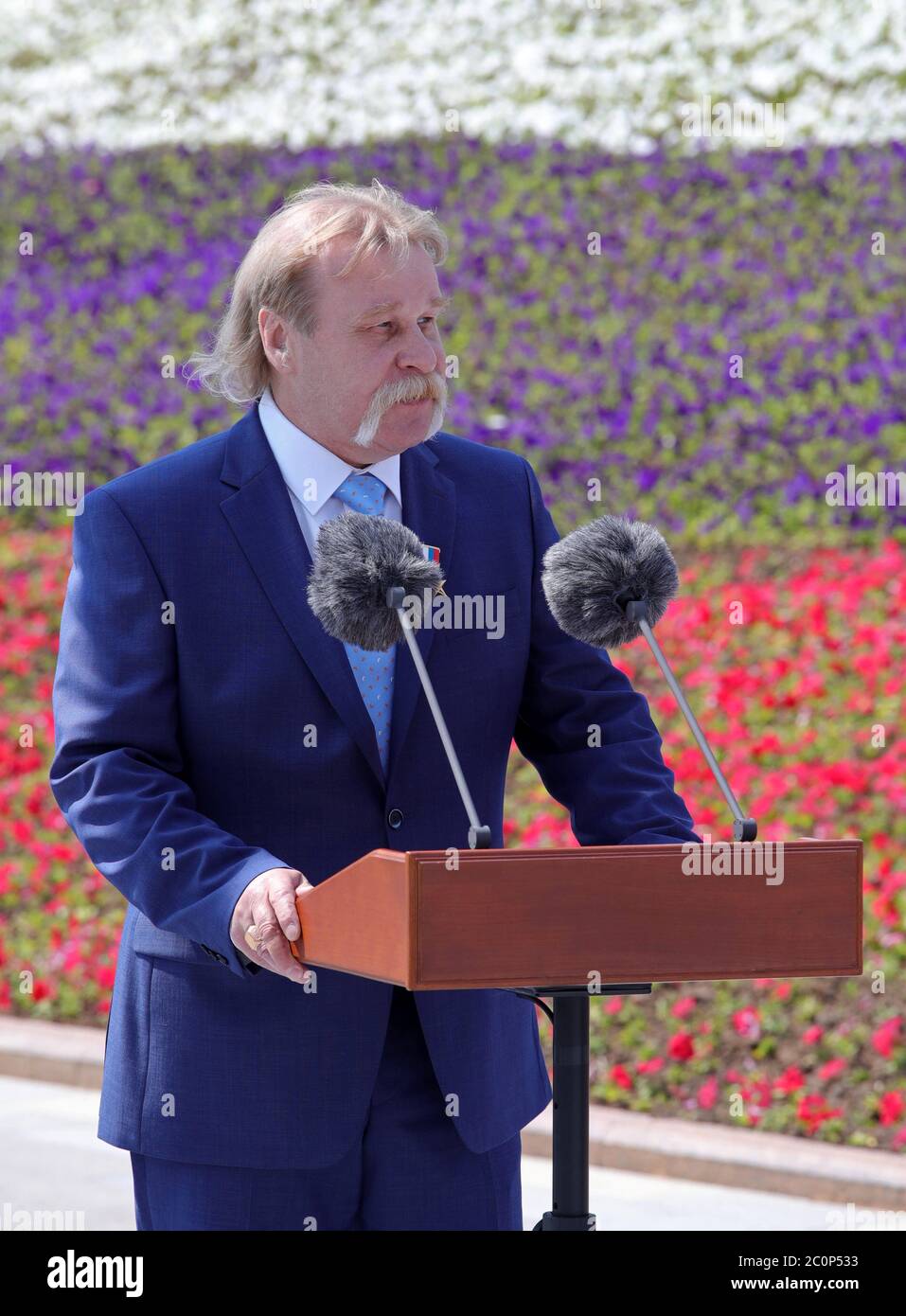 Moscou Russie 12 Juin 2020 Alexander Motorin Metallurgiste Et Operateur De La Station De Controle De L Usine A Laminage A Chaud De Magnitogorsk Iron And Steel Works Qui A Recu La Medaille