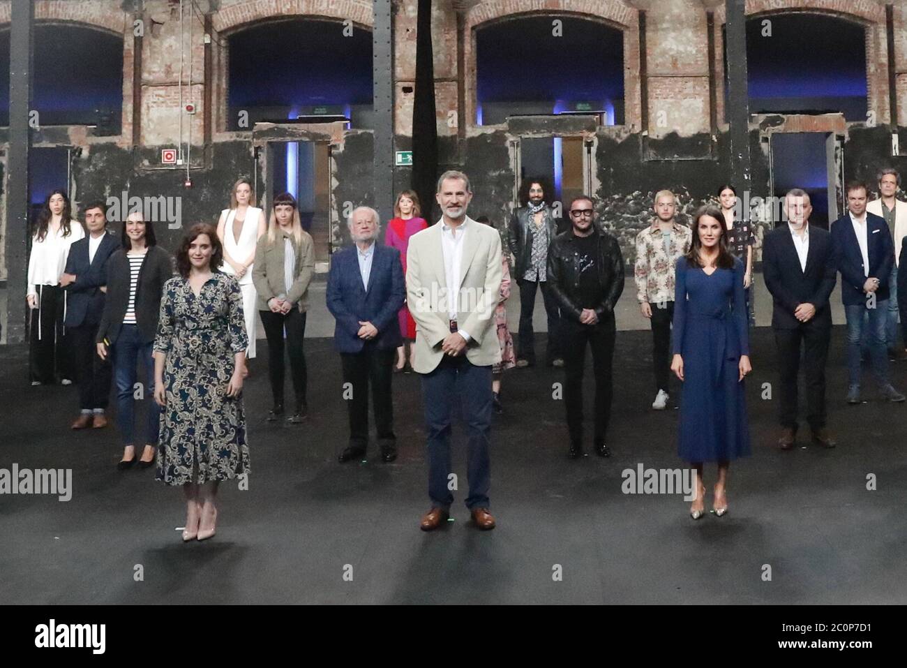 Madrid, Espagne. 12 juin 2020. Le roi Felipe VI et la reine Letizia accompagnés de la présidente de la Communauté de Madrid Isabel Diaz Ayuso rendent hommage à Pau Dones et Rosa Maria Sarda lors de leur visite dans les installations de l'abattoir de Madrid. 12 juin 2020 El Rey Felipe VI y la Reina Letizia acomppañados por la Presidenta de la Comunidad de Madrid Isabel Diaz Ayuso rinden homenaje a Pau Dones y Rosa Maria Sarda en su visita a las instalaciones del Matadero de Madrid. 12 de Junio 2020 Casa Real/Cordone presse crédit: CORDONE PRESSE/Alay Live News Banque D'Images