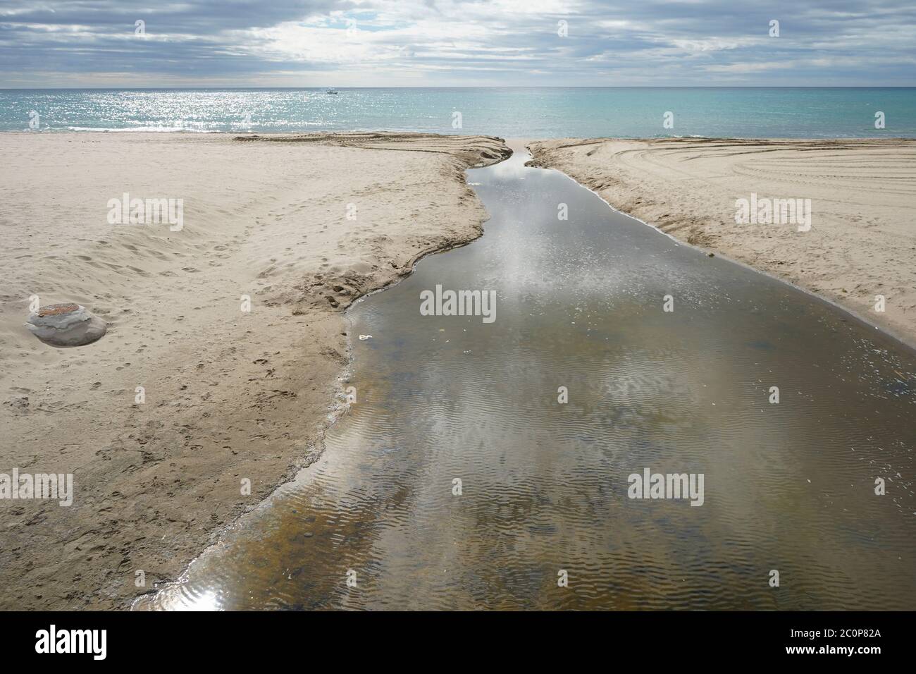 L'embouchure de la rivière coule dans la mer, en Espagne. Banque D'Images