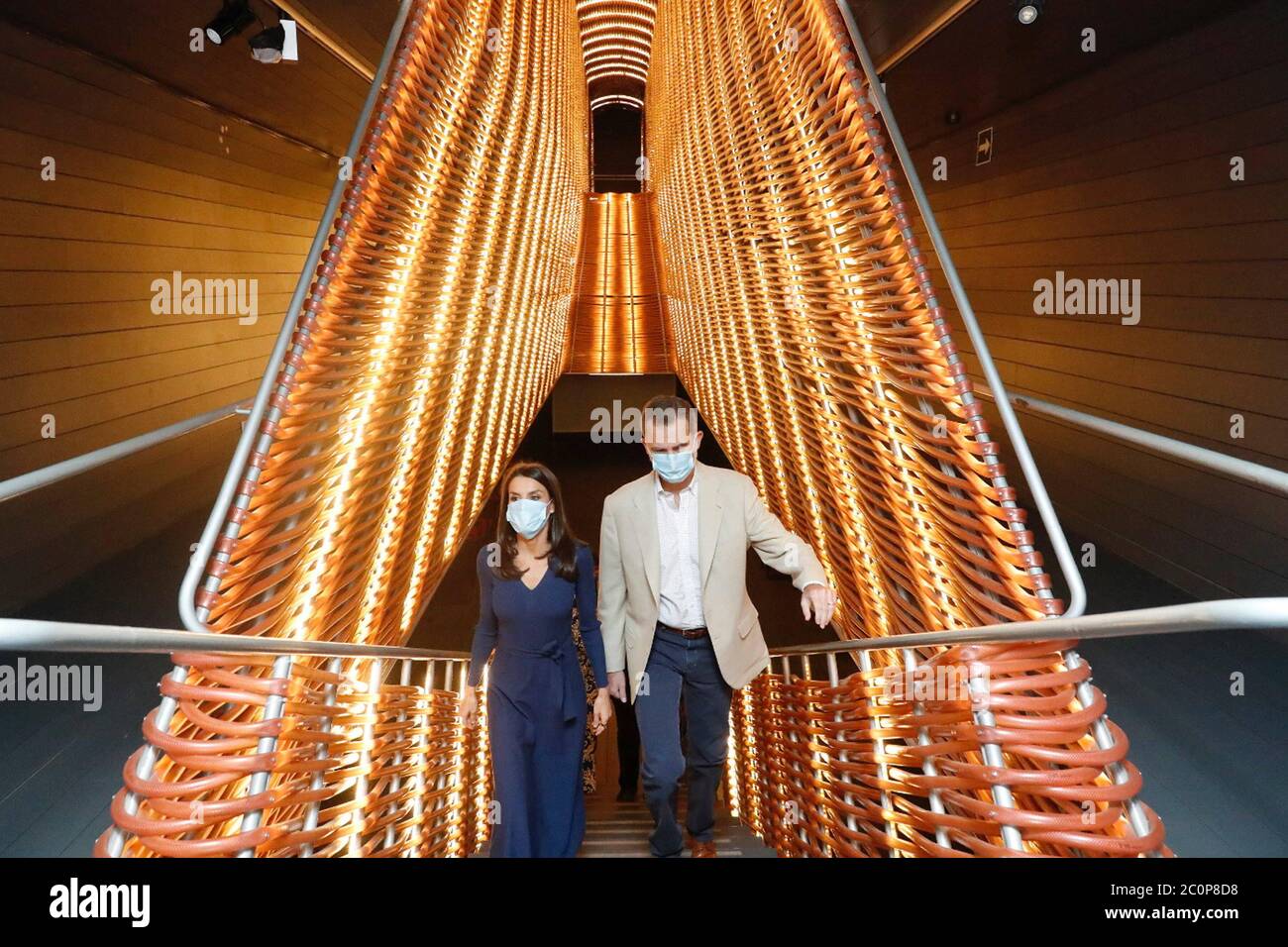 Madrid, Espagne. 12 juin 2020. Le roi Felipe VI et la reine Letizia accompagnés de la présidente de la Communauté de Madrid Isabel Diaz Ayuso rendent hommage à Pau Dones et Rosa Maria Sarda lors de leur visite dans les installations de l'abattoir de Madrid. 12 juin 2020 El Rey Felipe VI y la Reina Letizia acomppañados por la Presidenta de la Comunidad de Madrid Isabel Diaz Ayuso rinden homenaje a Pau Dones y Rosa Maria Sarda en su visita a las instalaciones del Matadero de Madrid. 12 de Junio 2020 Casa Real/Cordone presse crédit: CORDONE PRESSE/Alay Live News Banque D'Images