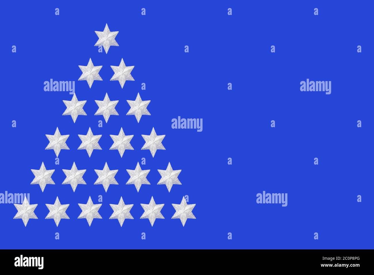 Motif étoile argentée sur fond bleu. Noël, un design minimaliste pour les fêtes. Banque D'Images
