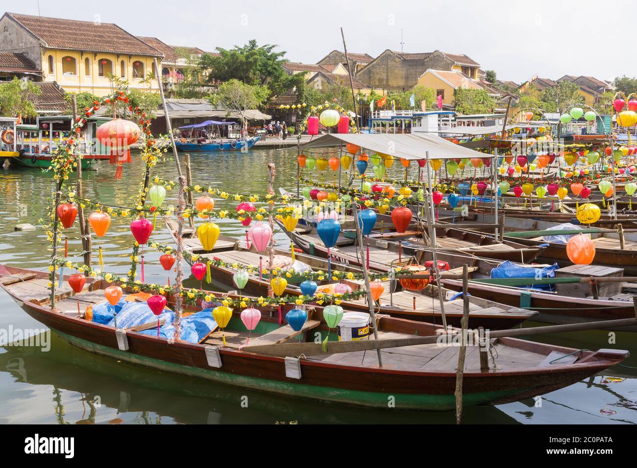 Hoi an Vietnam - bateaux décorés de lanternes colorées. Banque D'Images