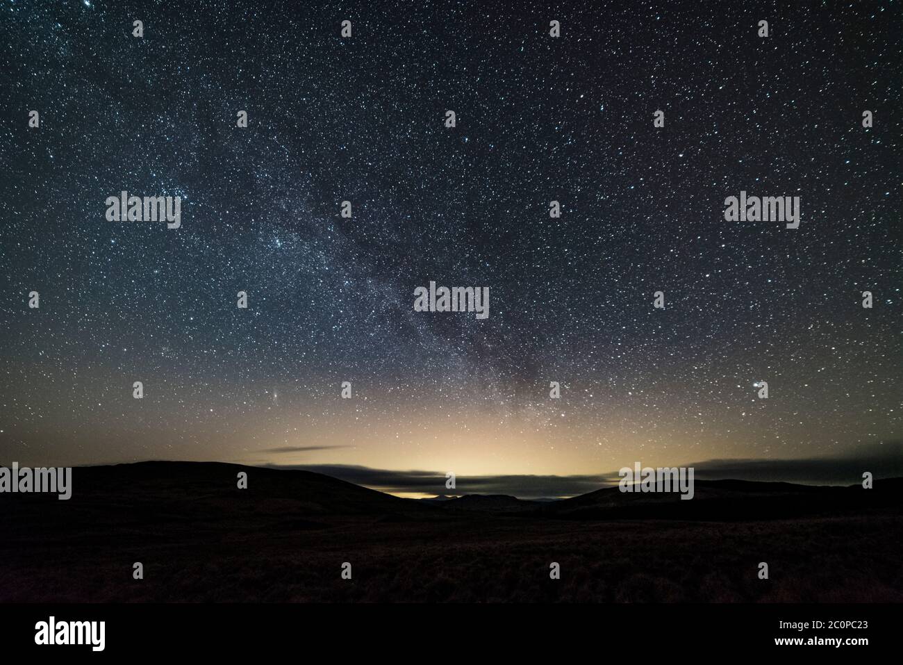 Milky Way et le ciel nocturne au-dessus des collines Galloway, Dumfries & Galloway, Écosse Banque D'Images