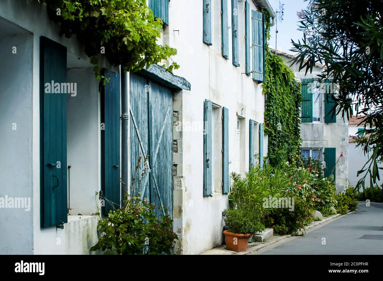 Architecture traditionnelle de ville française et volets sur une rue sur l'île de l'Ile de Re, au large de la côte ouest de la France Banque D'Images