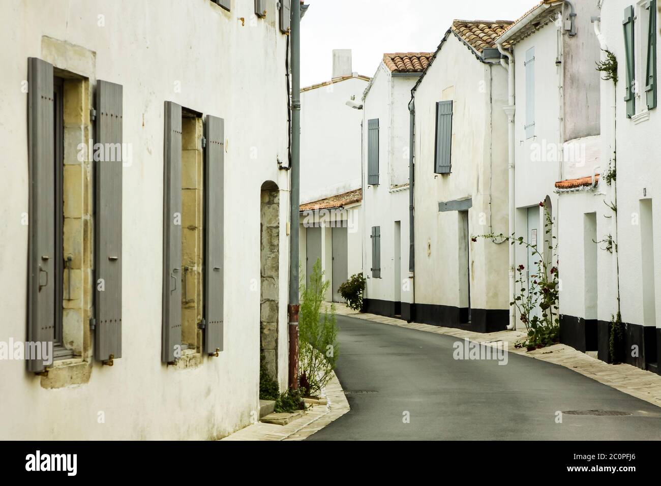Architecture traditionnelle de ville française et volets sur une rue sur l'île de l'Ile de Re, au large de la côte ouest de la France Banque D'Images