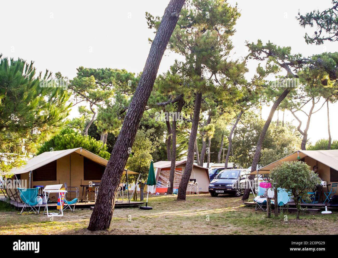 Camping en France par la mer au Camping Huttopia, Noirmoutier Photo Stock -  Alamy