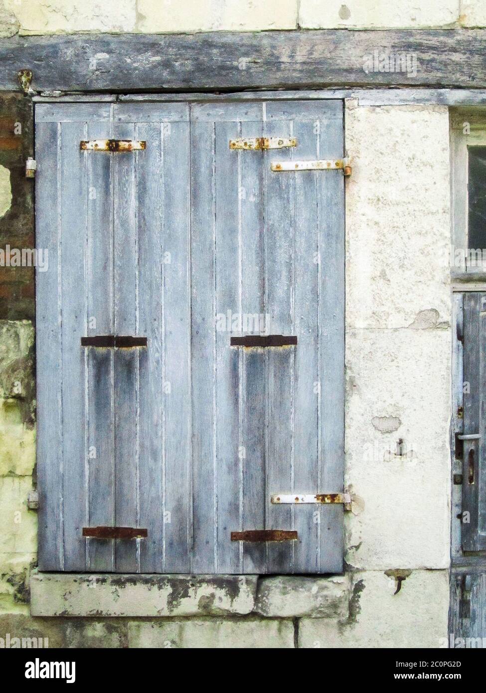 Architecture traditionnelle de ville française et volets sur une rue sur l'île de l'Ile de Re, au large de la côte ouest de la France Banque D'Images