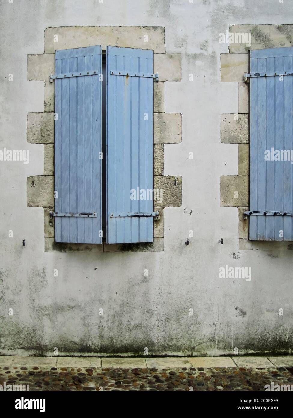 Architecture traditionnelle de ville française et volets sur une rue sur l'île de l'Ile de Re, au large de la côte ouest de la France Banque D'Images