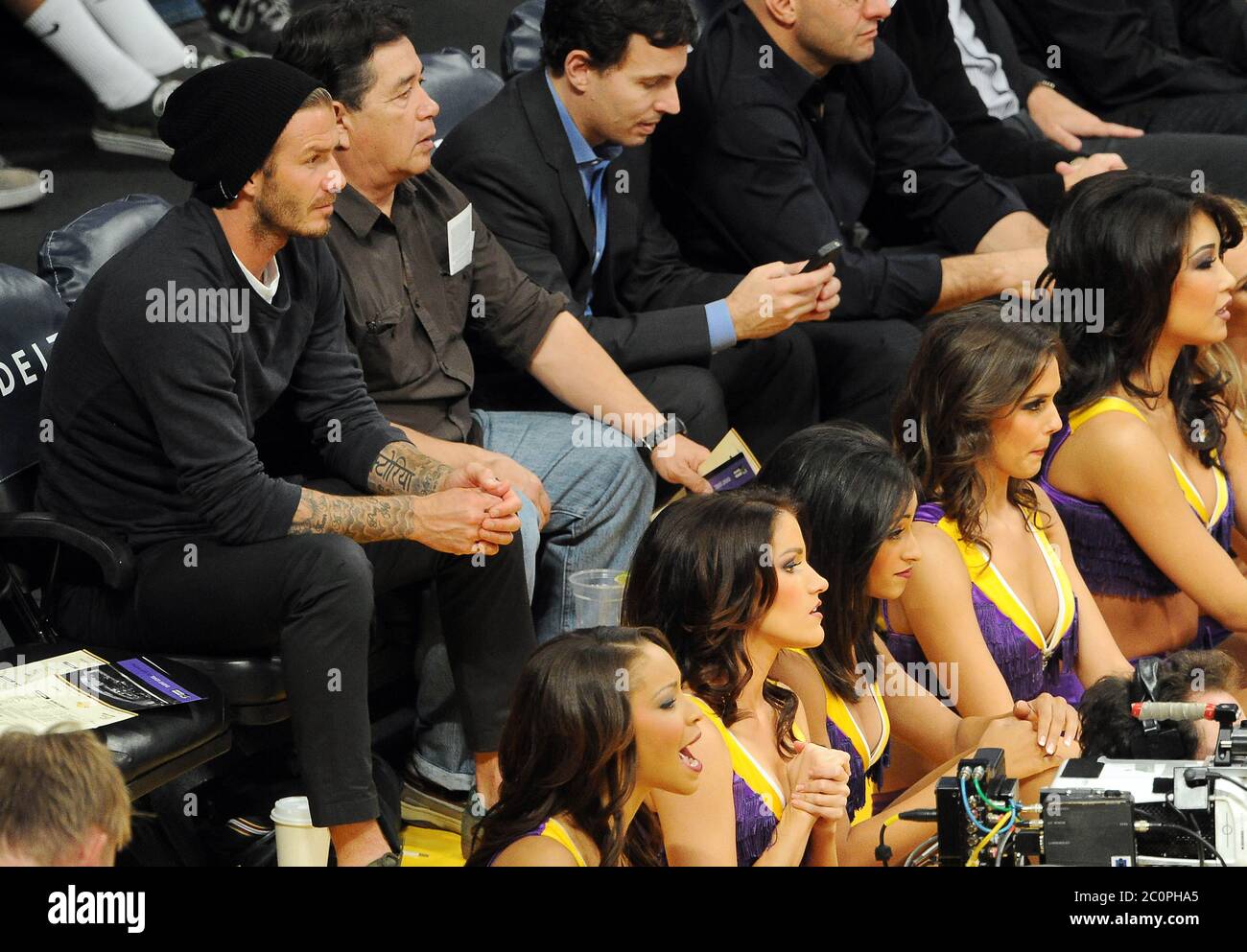 David Beckham regarde la Lakers v Indiana Pacers en NBA, Staples Center, Los Angeles, Californie avec LA Galaxy Equipment man Raul Vargas. 27 novembre 2012 Banque D'Images