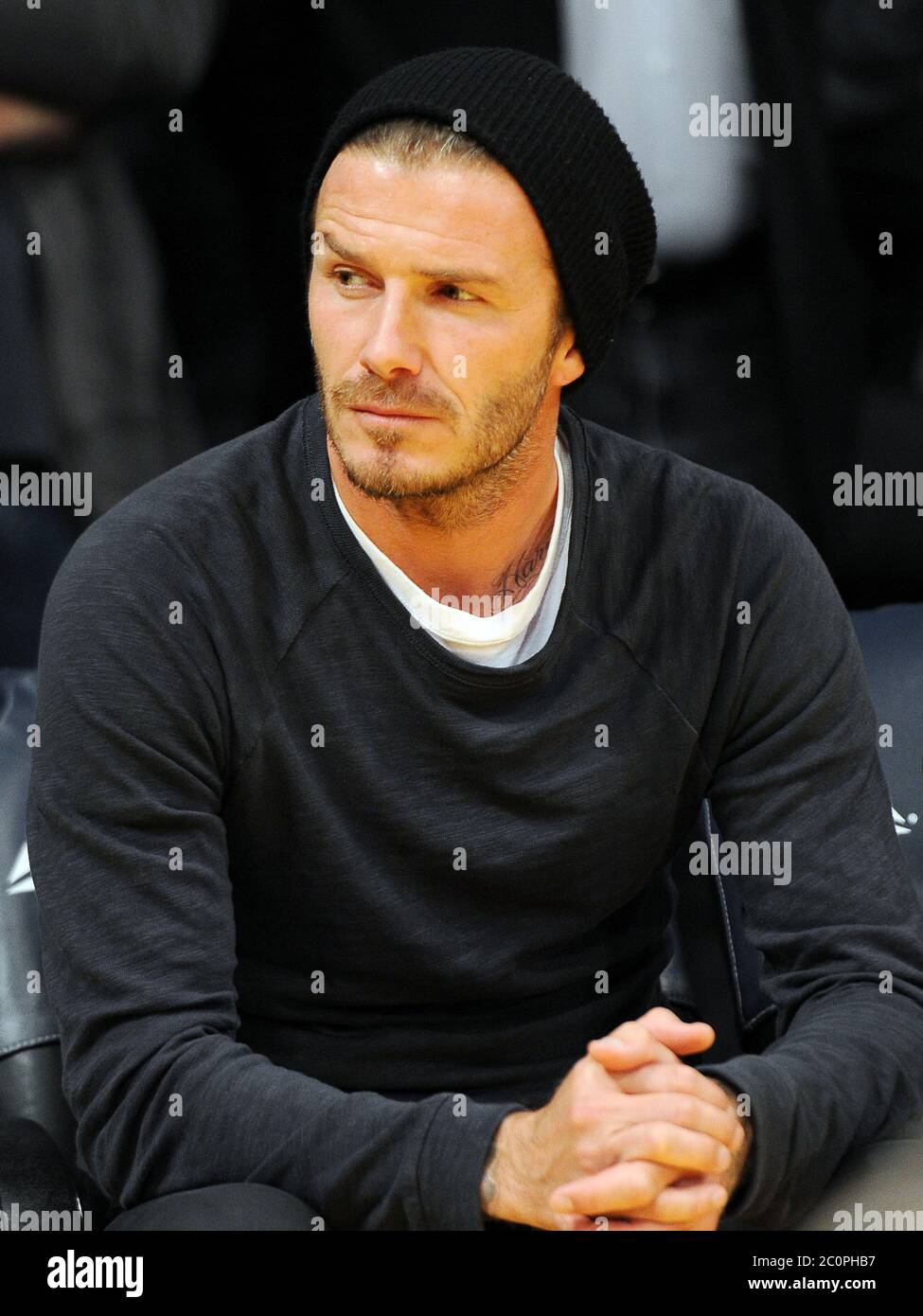 David Beckham regarde la Lakers v Indiana Pacers en NBA, Staples Center, Los Angeles, Californie avec LA Galaxy Equipment man Raul Vargas. 27 novembre 2012 Banque D'Images