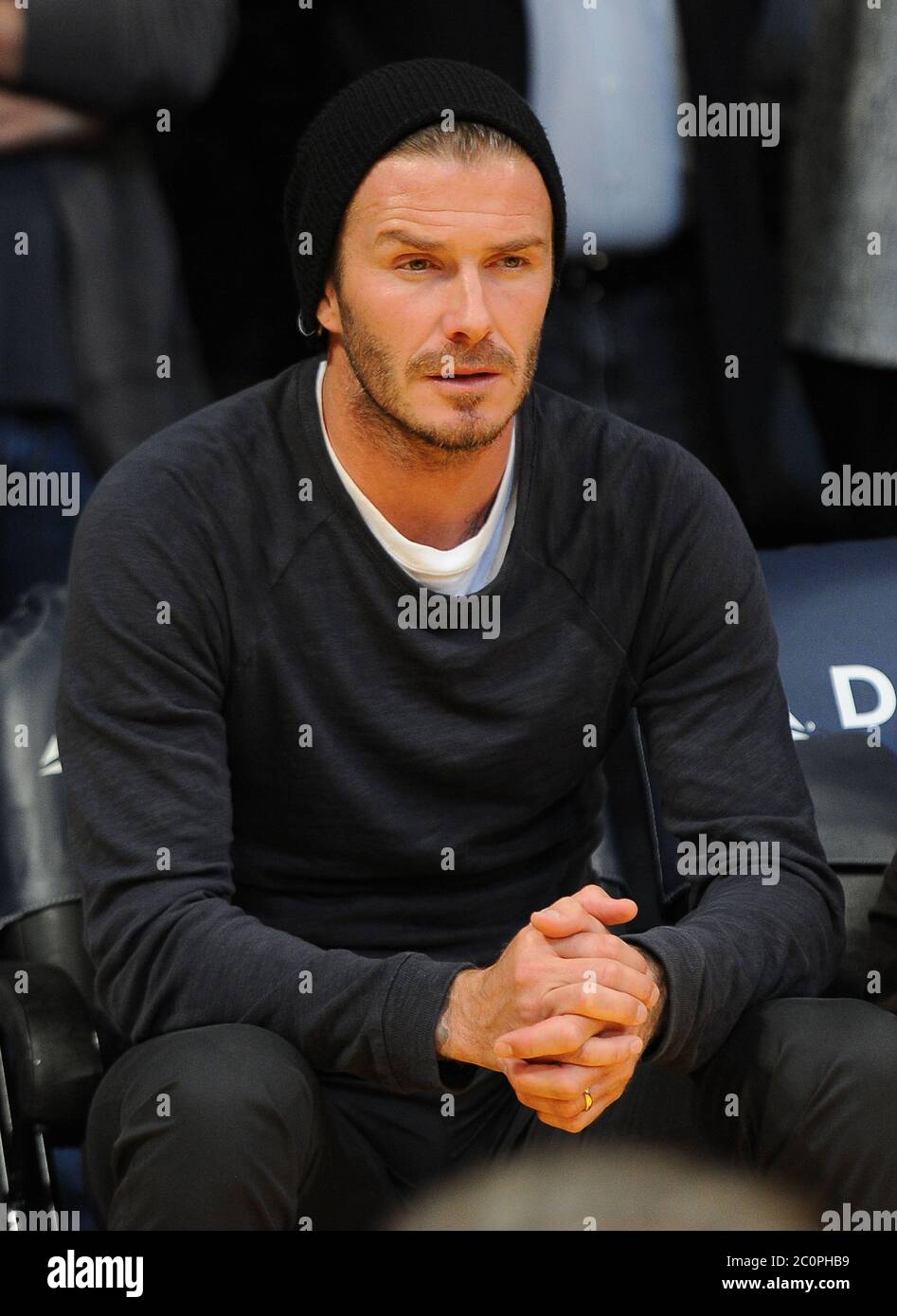 David Beckham regarde la Lakers v Indiana Pacers en NBA, Staples Center, Los Angeles, Californie avec LA Galaxy Equipment man Raul Vargas. 27 novembre 2012 Banque D'Images