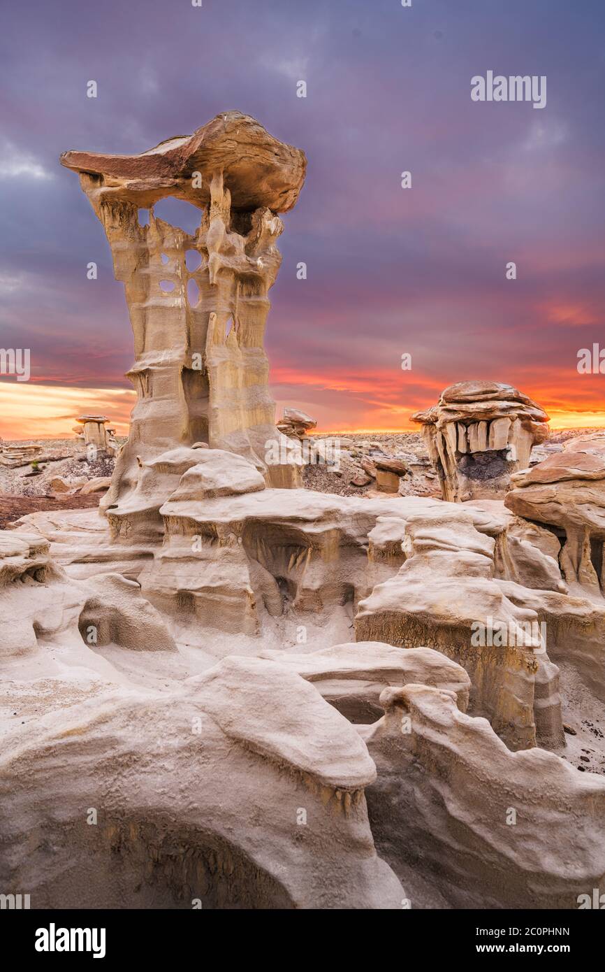 Bisti/De-Na-Zin Désert, New Mexico, USA à La Vallée des rêves après le coucher du soleil. Banque D'Images