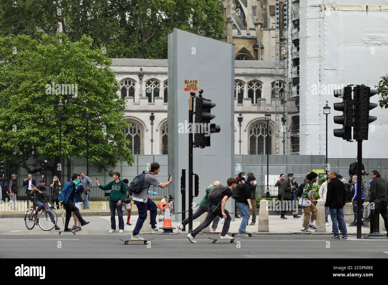 Londres, Royaume-Uni. 12 juin 2020. Une couche protectrice est installée autour de la statue de Winston Churchill à Londres, en Grande-Bretagne, le 12 juin 2020. Les statues et monuments clés de Londres, dont le Cenotaph à Whitehall, les statues de Winston Churchill et Nelson Mandela, doivent être couverts et protégés avant les manifestations prévues de Black Lives Matter Matter, a déclaré le maire Sadiq Khan vendredi. Crédit: Tim Ireland/Xinhua/Alay Live News Banque D'Images