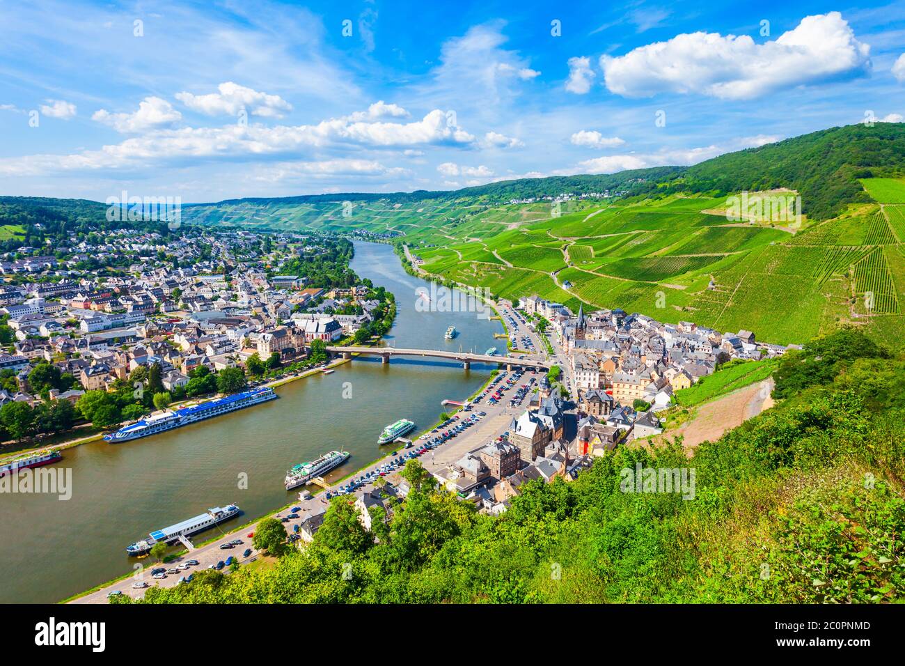 Bernkastel Kues aerial vue panoramique. Bernkastel-Kues est un célèbre centre viticole sur la Moselle, en Allemagne. Banque D'Images