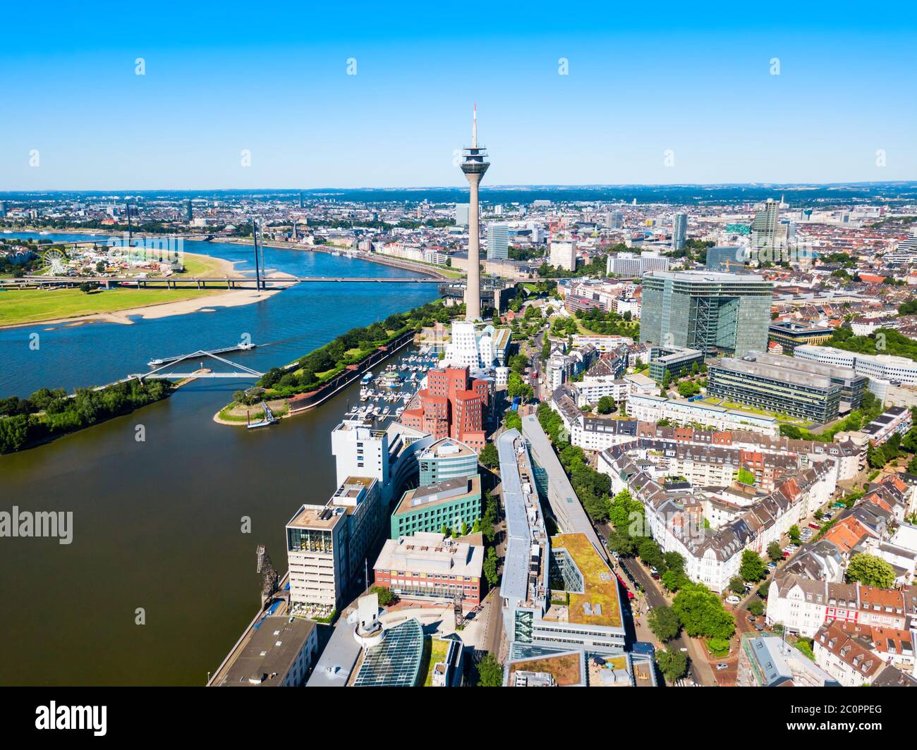 Rheinturm et Media Harbour district dans la ville de Düsseldorf en Allemagne Banque D'Images