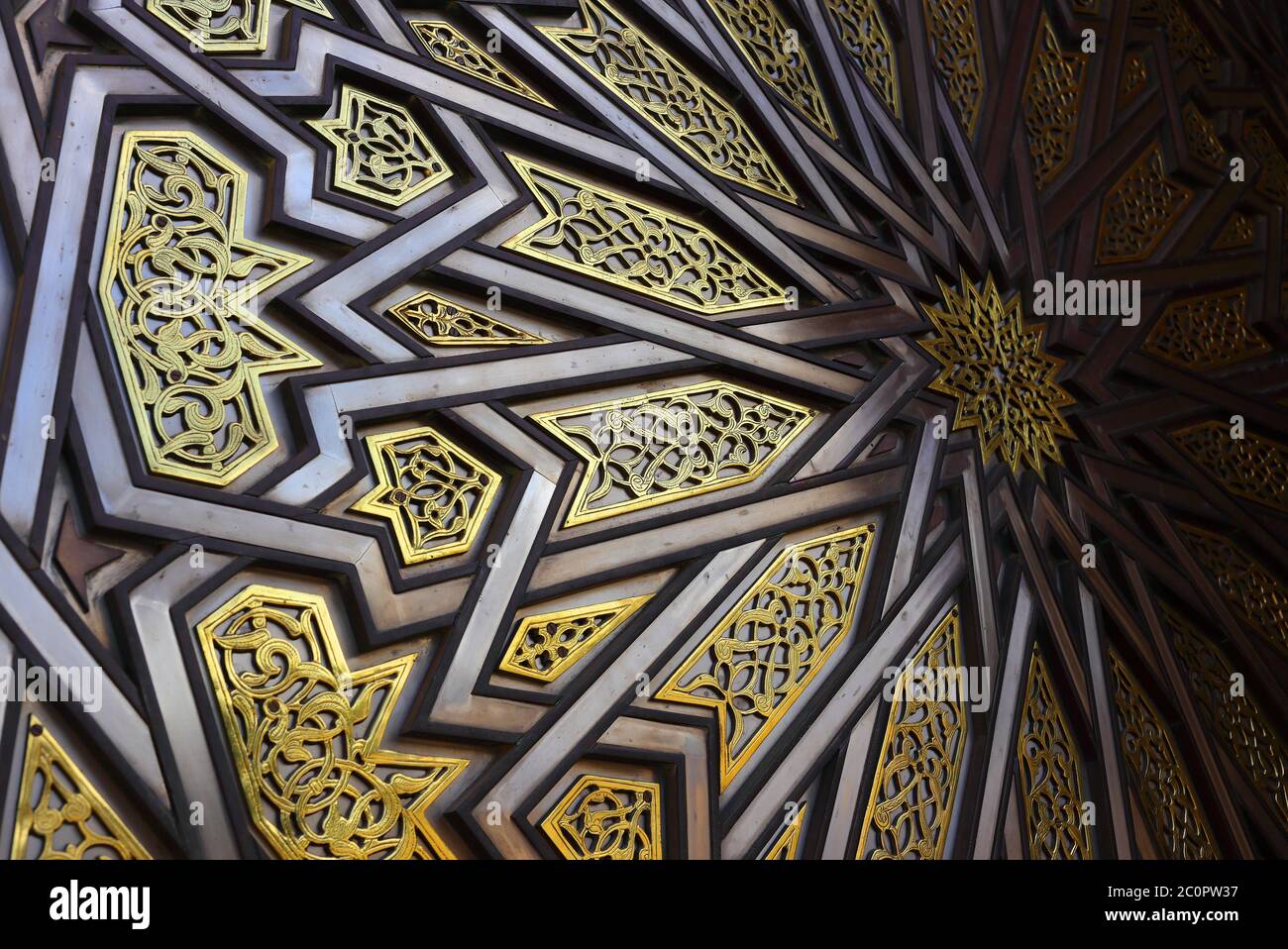 Détail d'une porte en laiton et en acier très complexe ornée de symboles islamiques. Mise au point faible sélective. Casablanca, Maroc. Banque D'Images