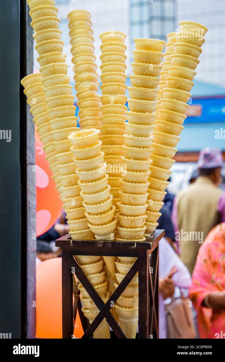 Cones de crème glacée empilées vides, Cones de crème glacée conservés pour exposition Banque D'Images