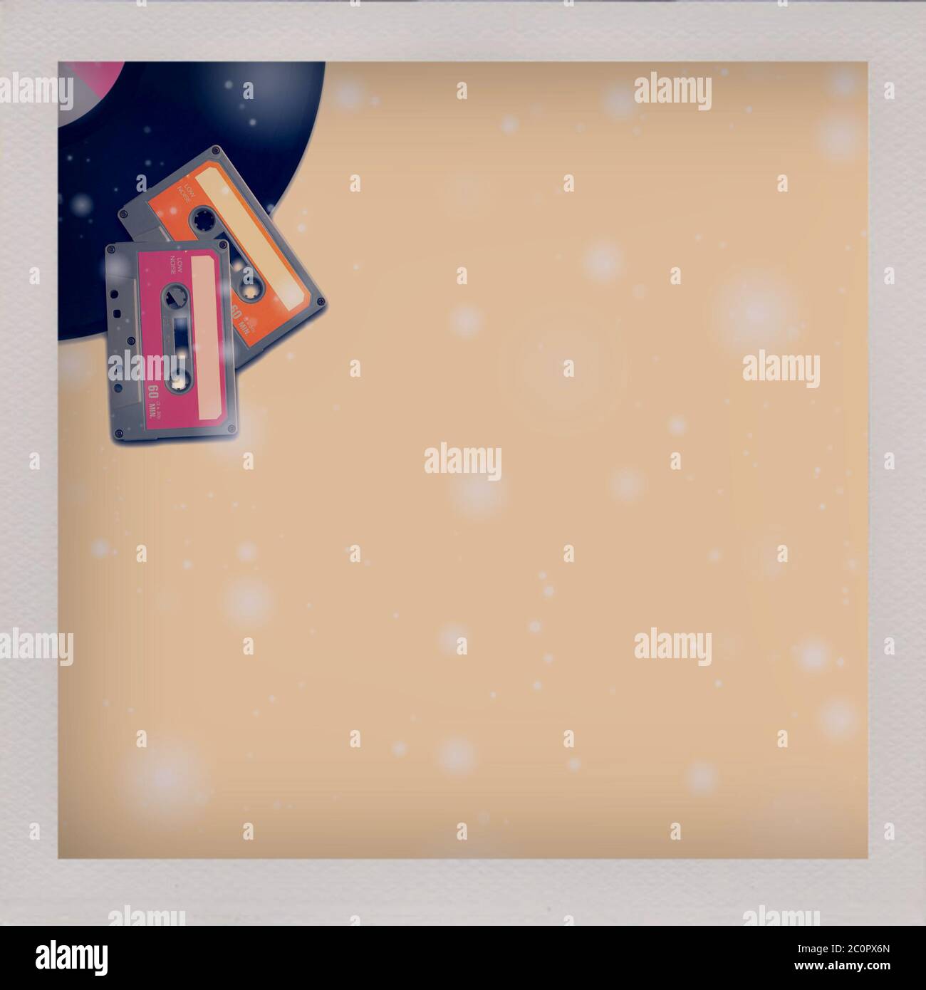 des cassettes audio vintage et des disques vinyles sur fond étoilé. Banque D'Images