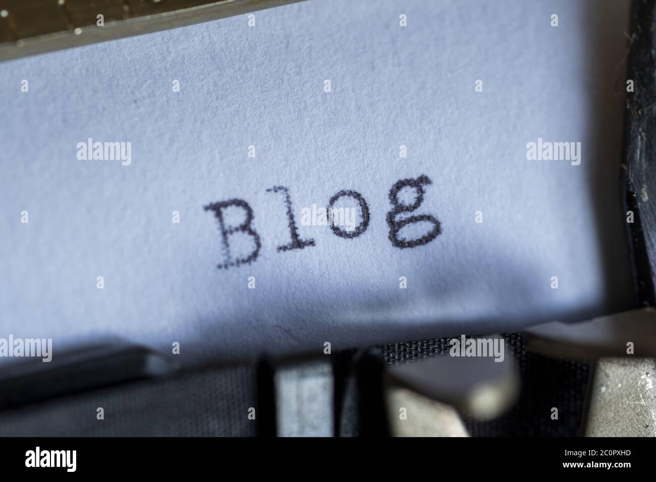 Taper le mot « Blog » sur une machine à écrire vintage. Gros plan, mise au point sélective. Banque D'Images