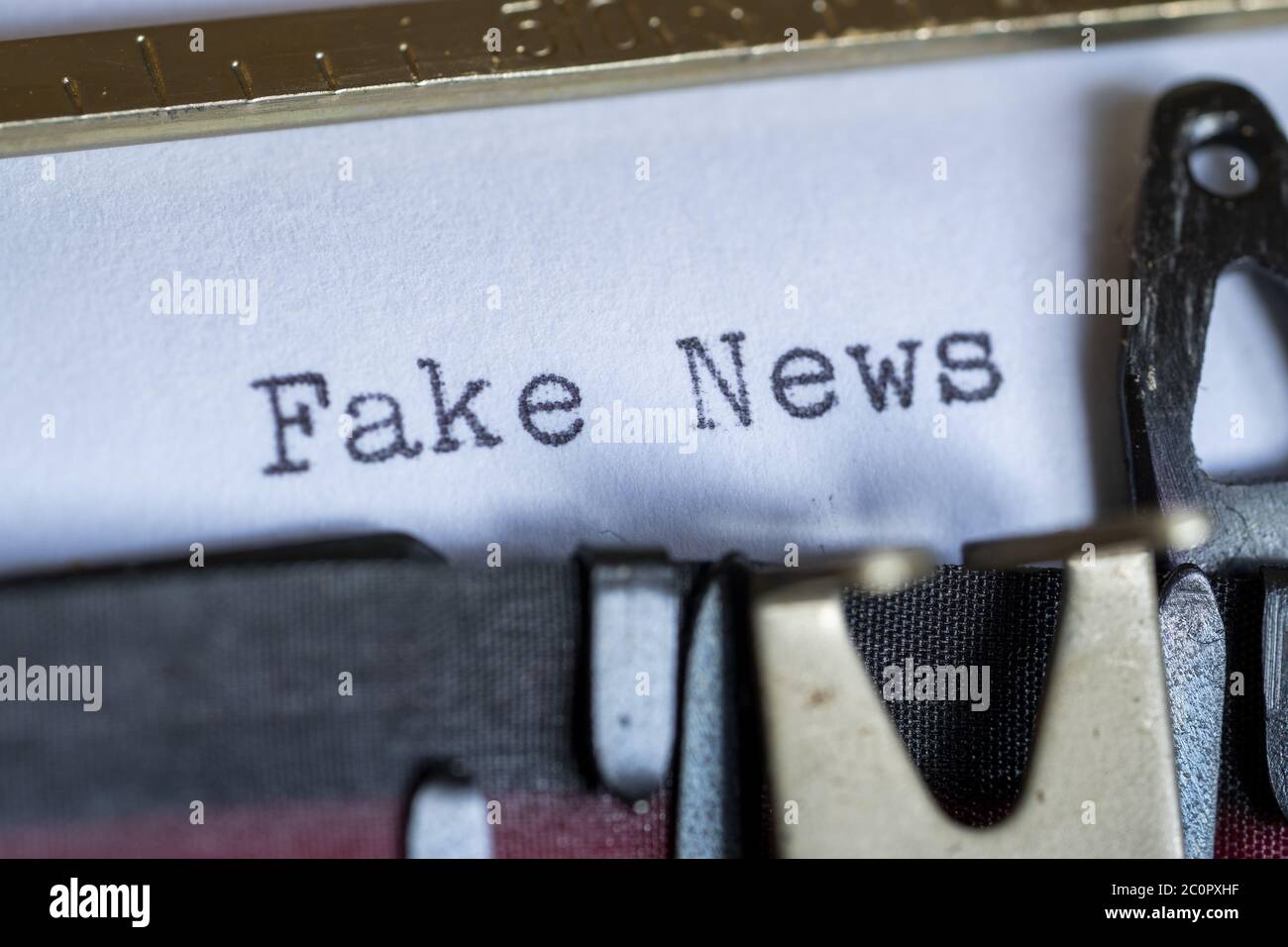 Taper les mots « fake news » sur une machine à écrire vintage. Banque D'Images