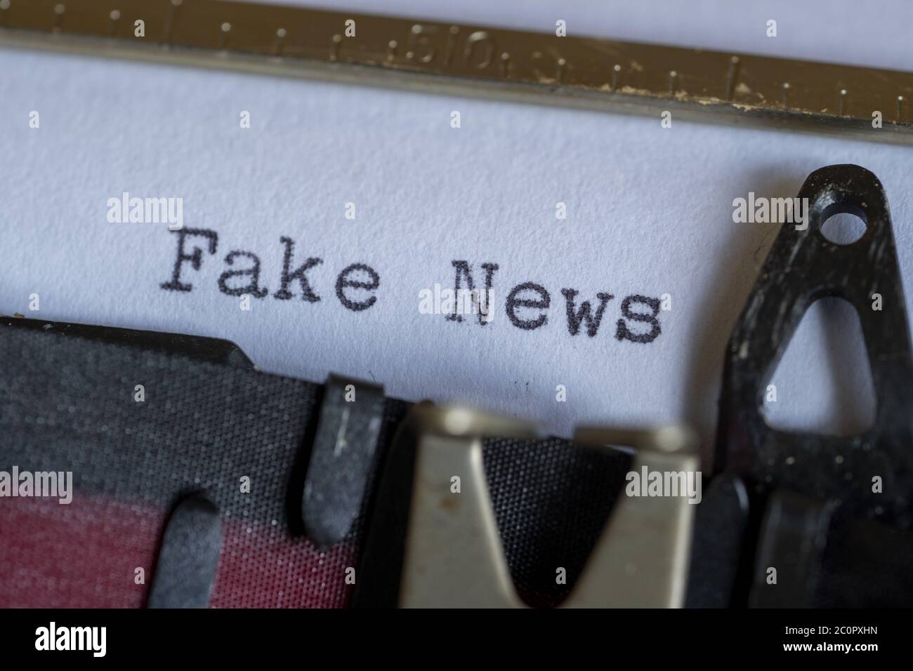 Taper les mots « fake news » sur une machine à écrire vintage. Banque D'Images