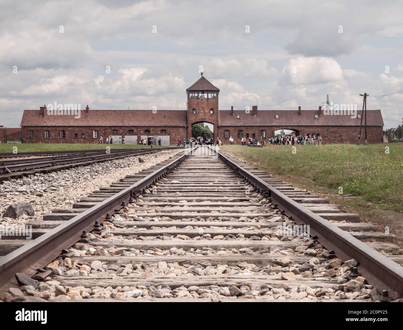 Porte principale et voie ferrée jusqu'au camp de concentration d'Oswiecim-Brzezinka ou d'Auschwitz-Birkenau, Pologne Banque D'Images