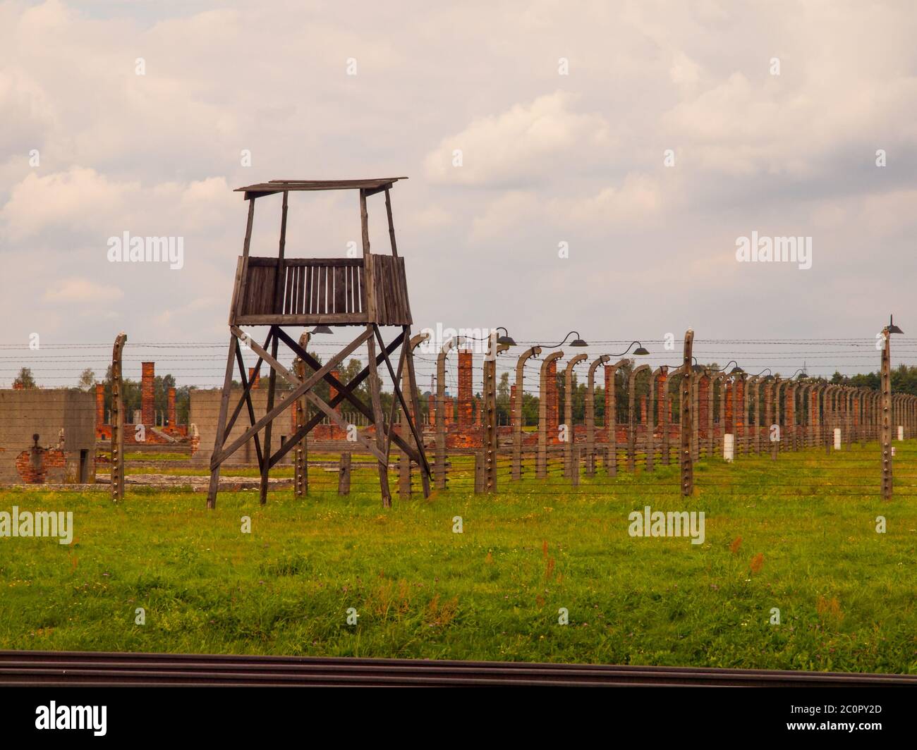 Tour de garde en bois dans le camp de concentration de Birkenau, Oswiecim, Pologne Banque D'Images