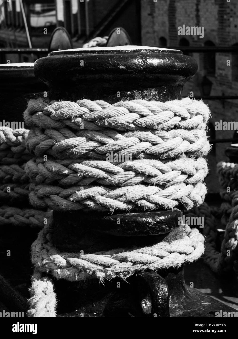 Vue détaillée de l'ancien treuil avec corde de navire. Image en noir et blanc. Banque D'Images
