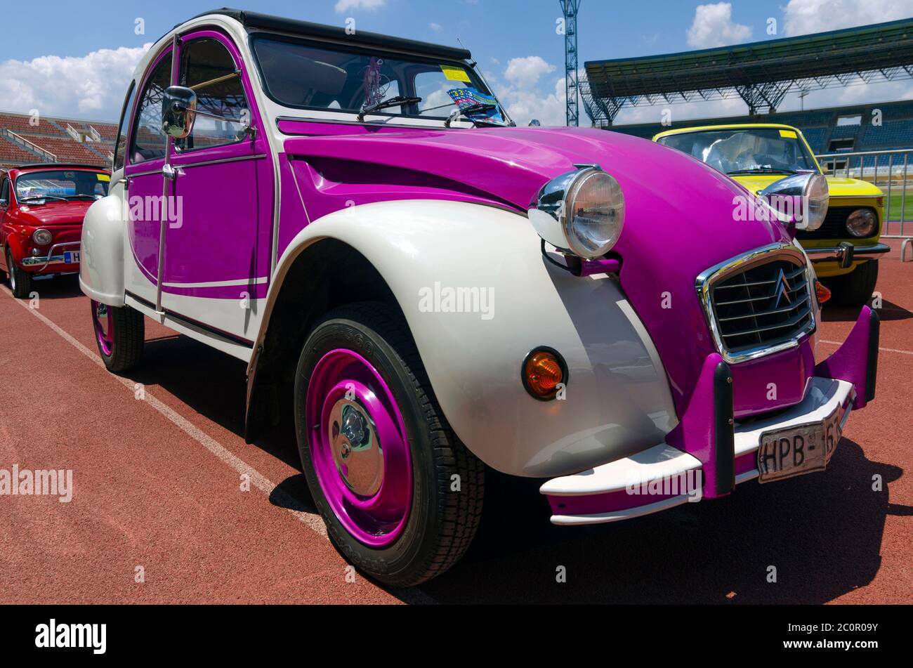 Héraklion, Crète / Grèce. Image d'un ancien violet et blanc, quatre portes décapotable Citroën 2CV garée dans le stade de Pancretan pour un spectacle de voitures vintag Banque D'Images