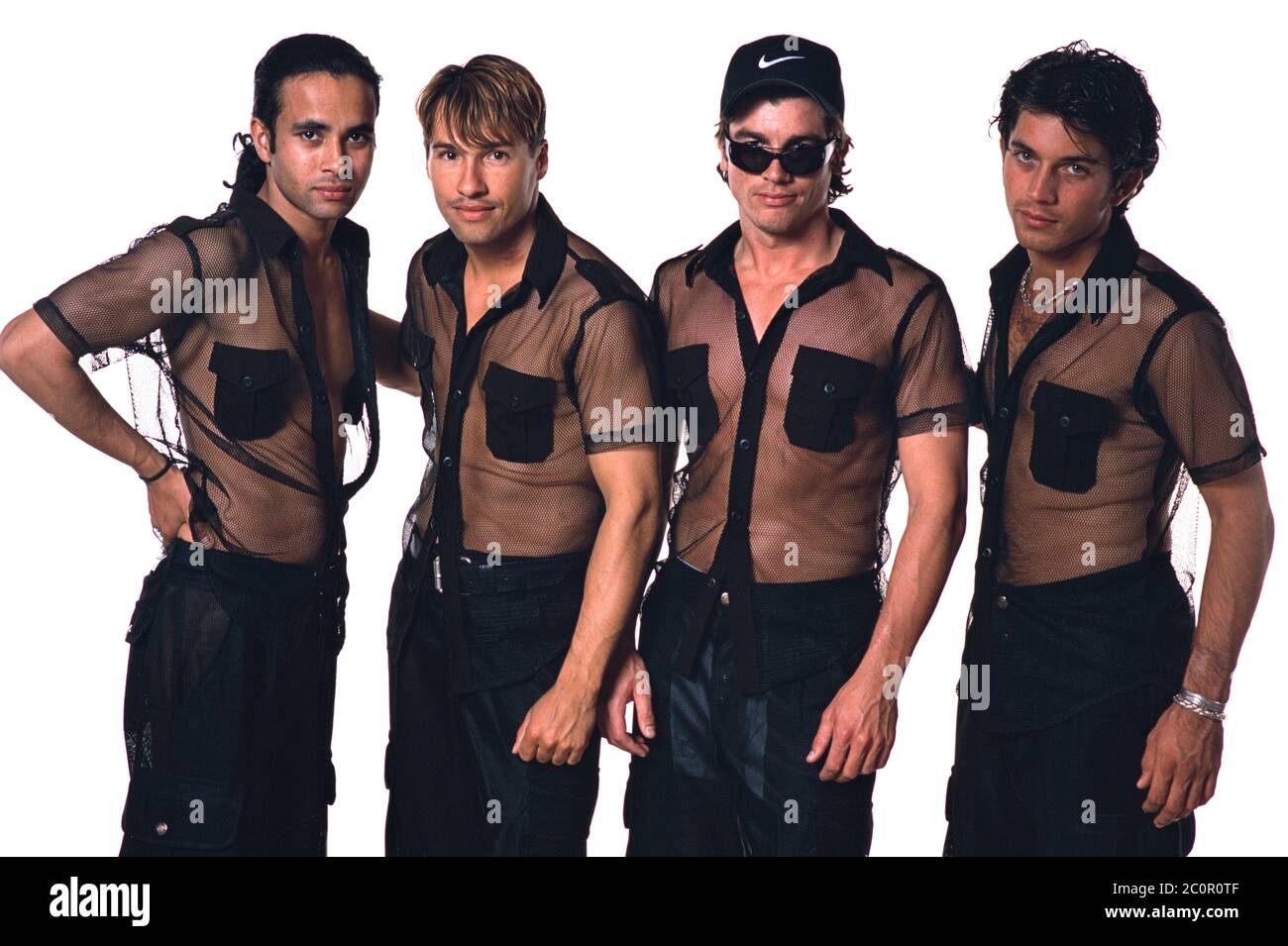 EXCLUSIF - 01.06.1997, Growithz, le groupe de garçons britannique Worlds Apart avec les membres Schelim Hannan (lr), Nathan Moore, Steven (Steve) Hart et Aaron Leslie (Cal) Cooper Backstage à la R.SH Children's Day à Growhz. Le groupe a été constitué en 1992 par le directeur Garry Wilson. Portrait du groupe en studio sur un fond neutre. | utilisation dans le monde entier Banque D'Images