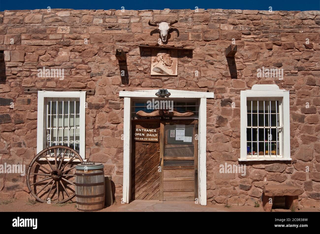 Entrée du magasin au site historique national de Hubbell Trading Post, réserve indienne Navajo, Ganado, Arizona, États-Unis Banque D'Images