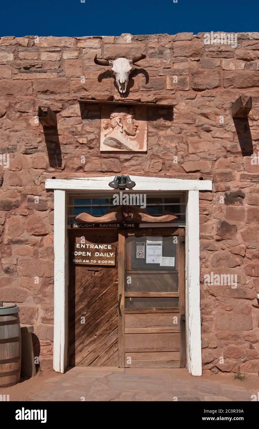 Entrée du magasin au site historique national de Hubbell Trading Post, réserve indienne Navajo, Ganado, Arizona, États-Unis Banque D'Images