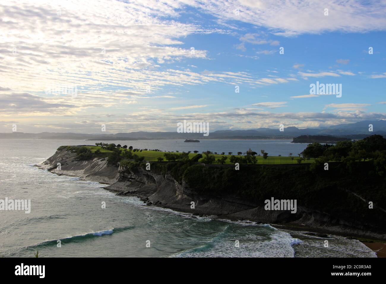 Vue panoramique sur la mer avec la plage de Matalinas Playa de matarenas et le club de golf de Matarenas Santander Cantabria Espagne Banque D'Images