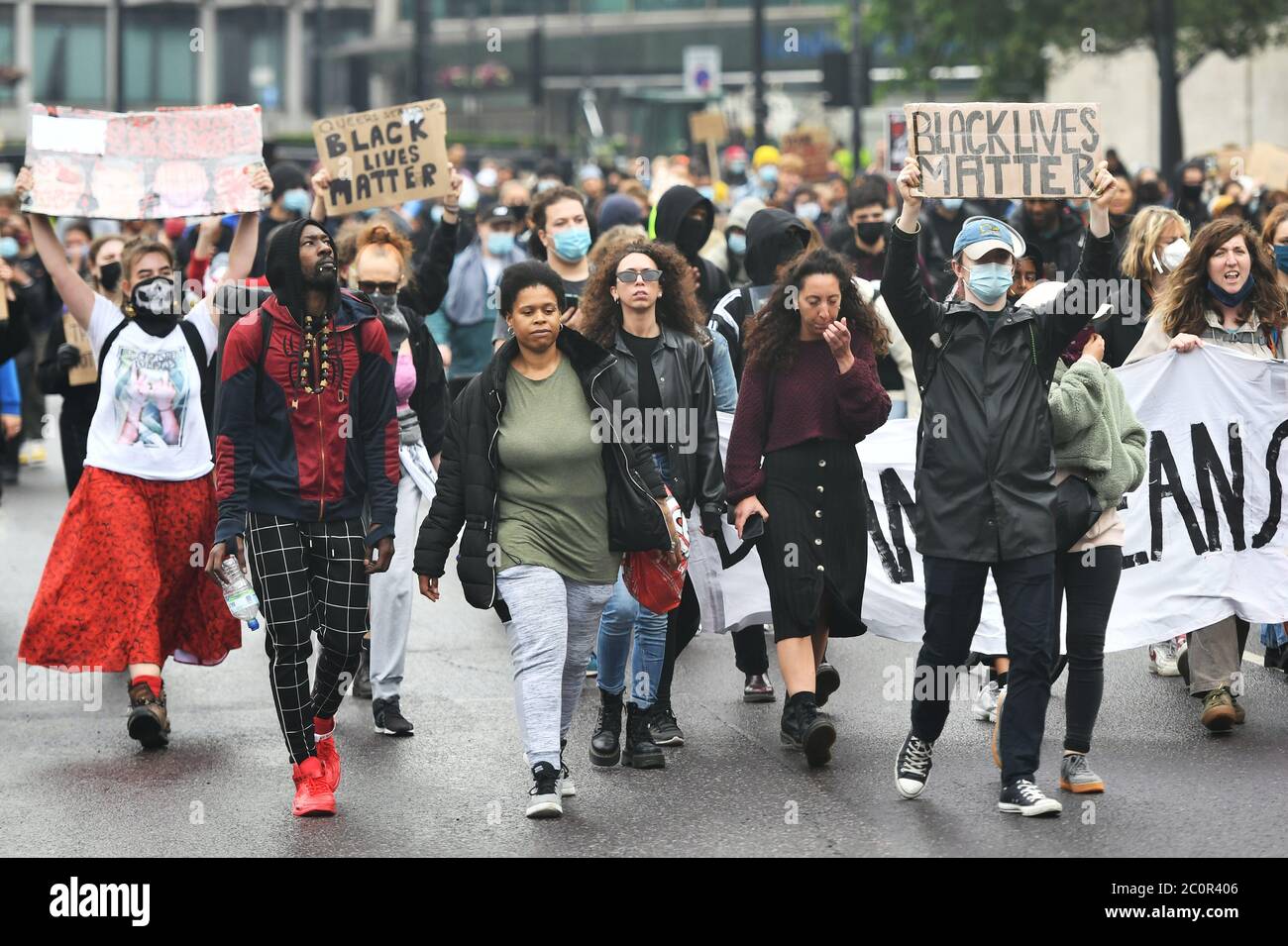 Les gens participent à une marche de protestation Black Lives Matter à Park Lane, Londres. Banque D'Images