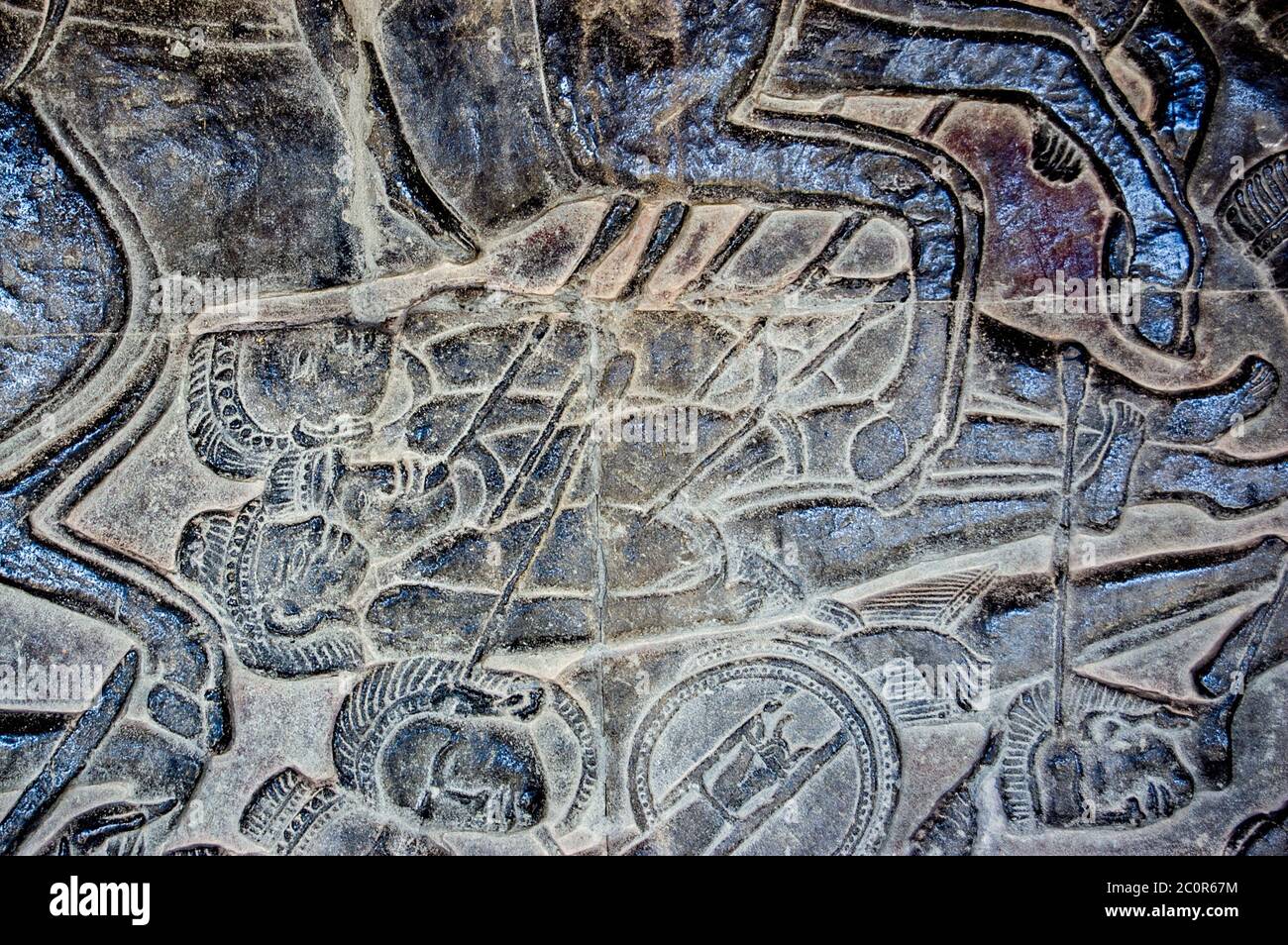 Des corps morts de soldats montrent avec des flèches. Bataille de Kurukshetra comme décrit dans le Mahabharata. Temple Wat d'Angkor, relief du Haut XIe siècle, Siem R. Banque D'Images