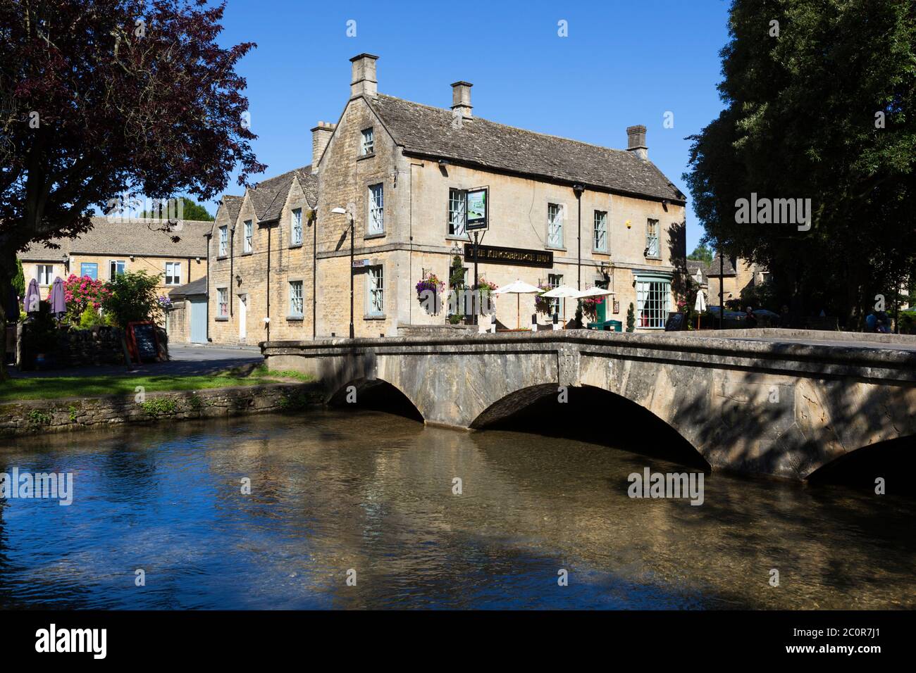 The Kingsbridge Inn on the River Windrush, Bourton-on-the-Water, Cotswolds, Gloucestershire, Angleterre, Royaume-Uni Banque D'Images