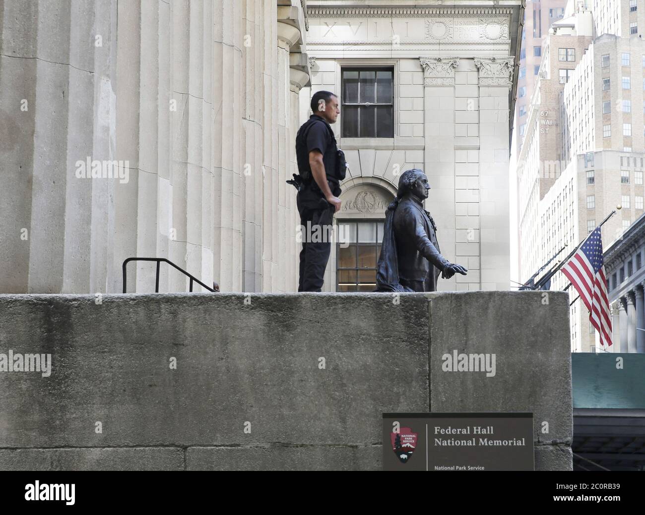 New York, États-Unis. 12 juin 2020. Des agents fédéraux tiennent la garde à la statue de George Washington sur les marches de Federal Hall après la cloche d'ouverture de Wall Street à New York le vendredi 12 juin 2020. Les statues aux États-Unis et dans le monde entier ont été renversées, enlevées et vandalisées comme un débat qui tourne autour de monuments qui représentent une possible oppression raciale. Photo de John Angelillo/UPI crédit: UPI/Alay Live News Banque D'Images