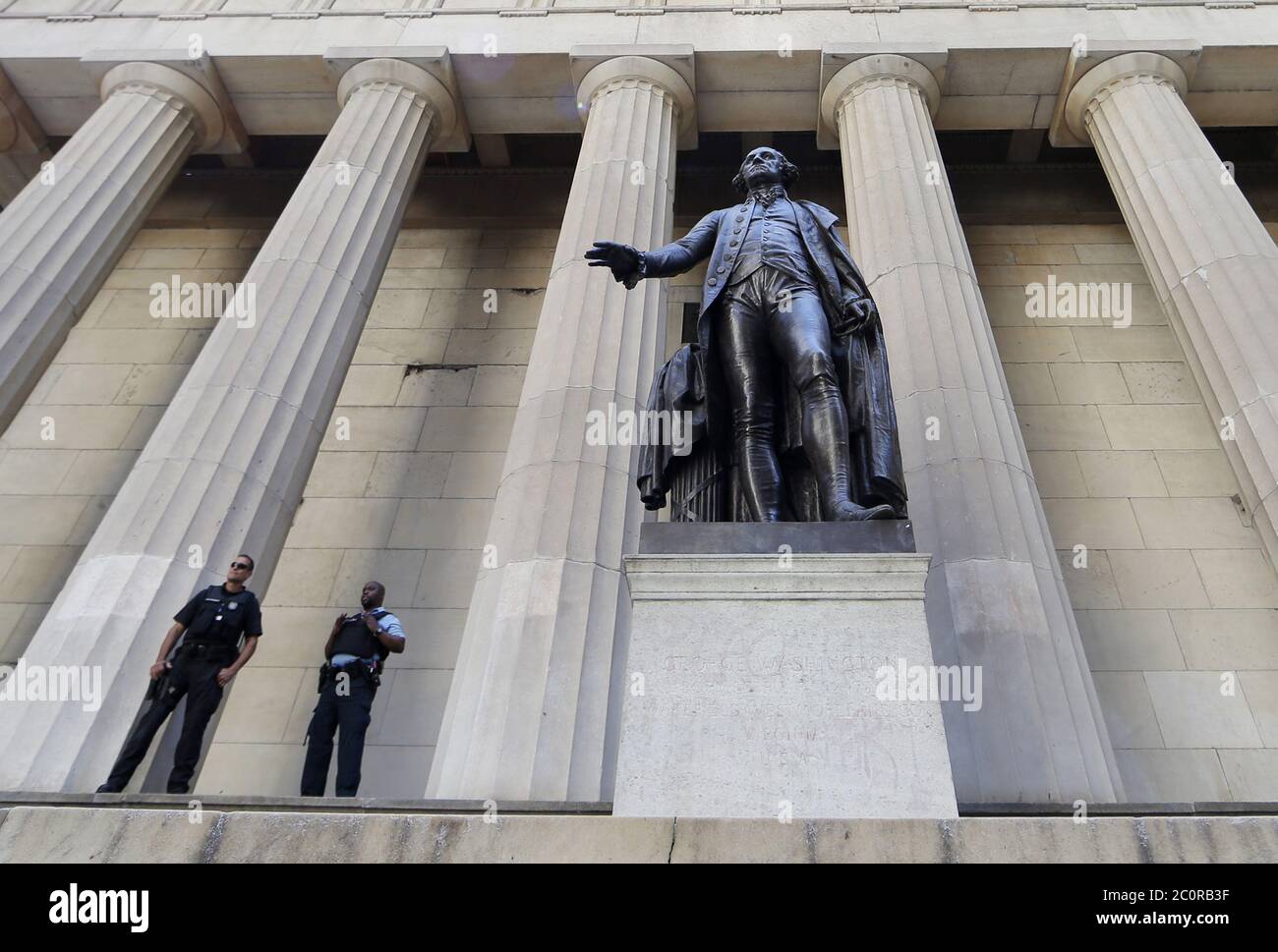 New York, États-Unis. 12 juin 2020. Des agents fédéraux tiennent la garde à la statue de George Washington sur les marches de Federal Hall après la cloche d'ouverture de Wall Street à New York le vendredi 12 juin 2020. Les statues aux États-Unis et dans le monde entier ont été renversées, enlevées et vandalisées comme un débat qui tourne autour de monuments qui représentent une possible oppression raciale. Photo de John Angelillo/UPI crédit: UPI/Alay Live News Banque D'Images