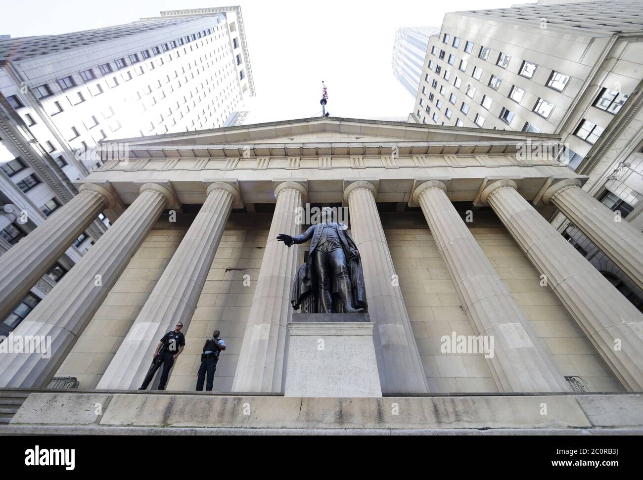 New York, États-Unis. 12 juin 2020. Des agents fédéraux tiennent la garde à la statue de George Washington sur les marches de Federal Hall après la cloche d'ouverture de Wall Street à New York le vendredi 12 juin 2020. Les statues aux États-Unis et dans le monde entier ont été renversées, enlevées et vandalisées comme un débat qui tourne autour de monuments qui représentent une possible oppression raciale. Photo de John Angelillo/UPI crédit: UPI/Alay Live News Banque D'Images