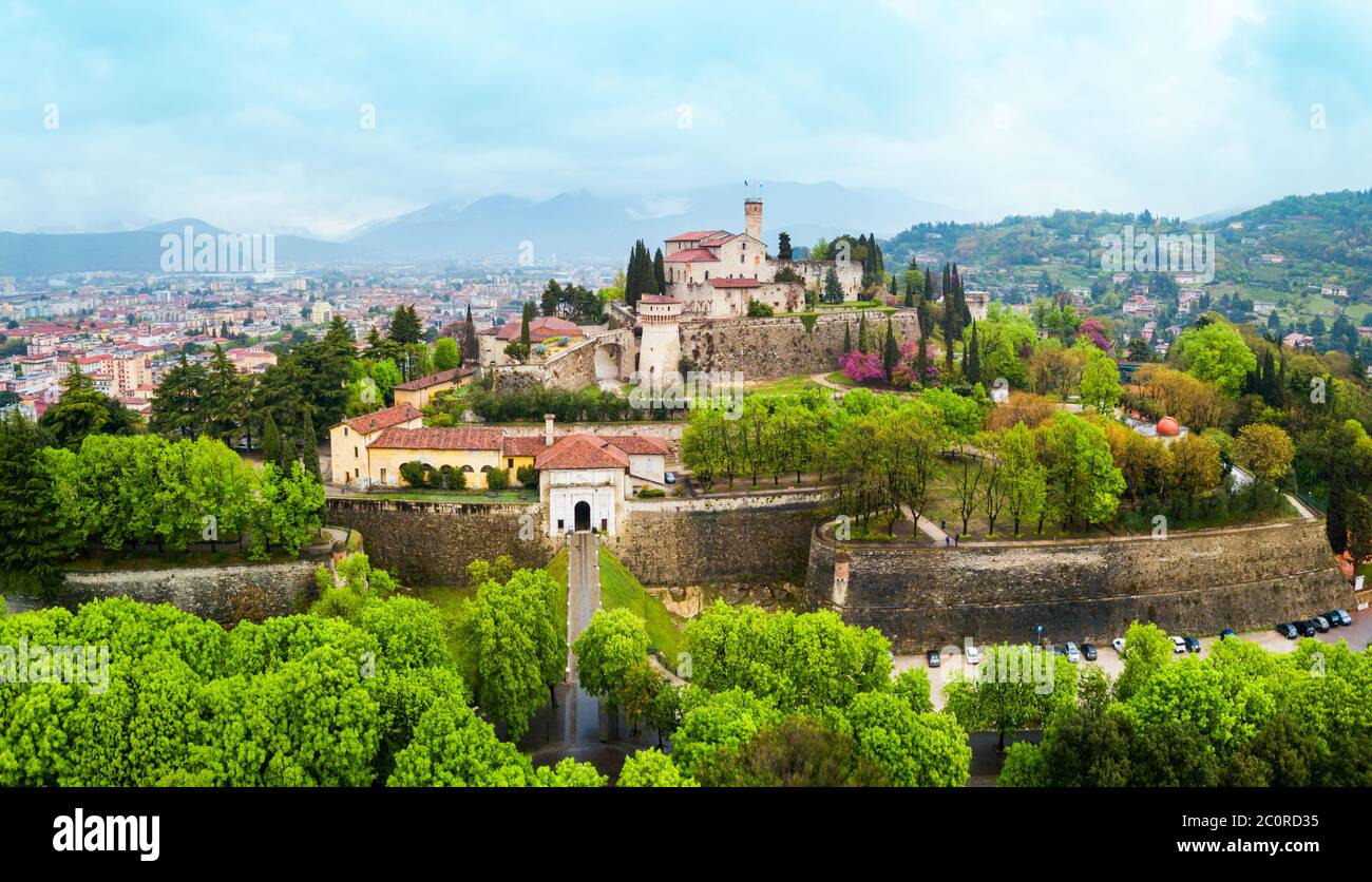 Château de Brescia vue panoramique aérienne. Château de Brescia est un château médiéval au sommet de la colline Cidneo localiser à Brescia ville de l'Italie. Banque D'Images