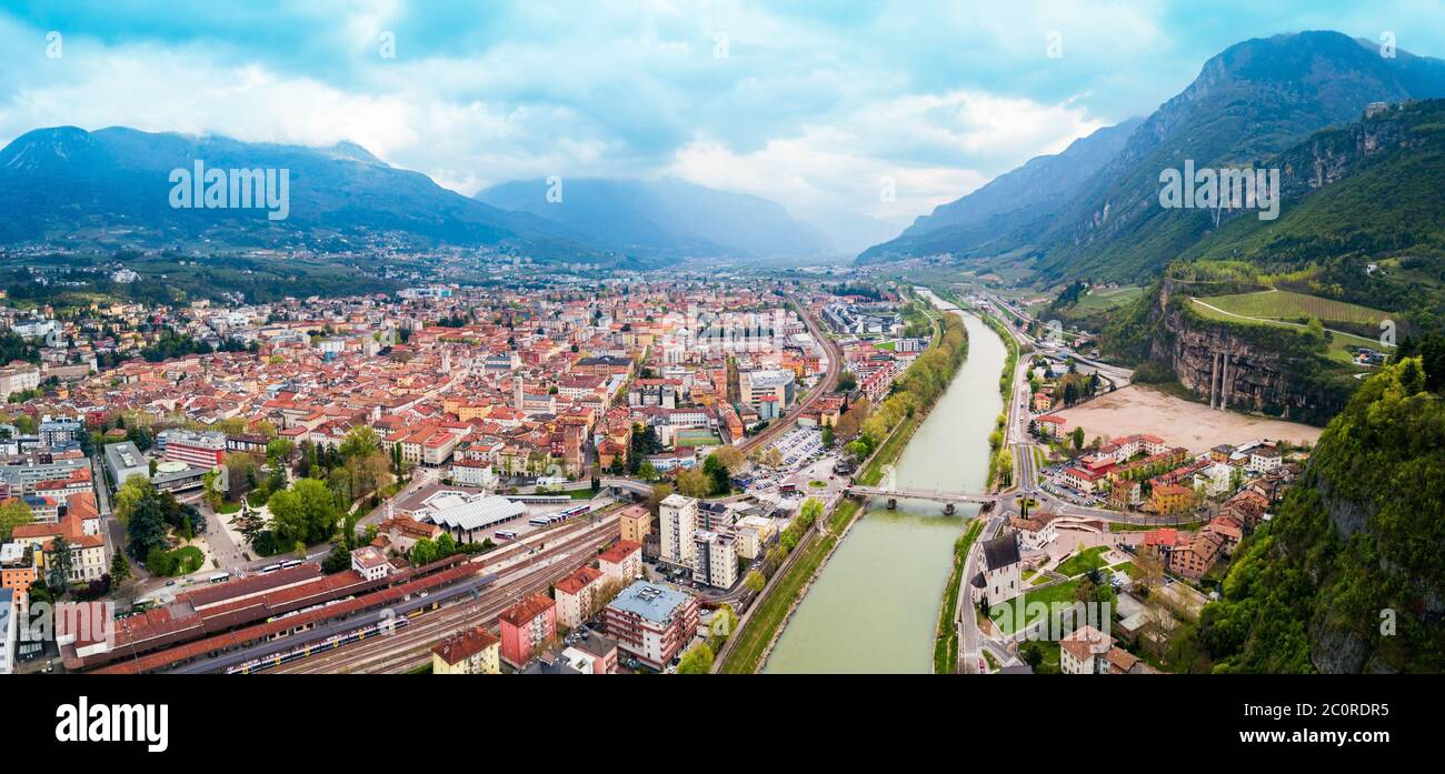 Vue panoramique aérienne de Trento. Trente est une ville sur la rivière Adige en Trentino Alto Adige Sudtirol en Italie. Banque D'Images